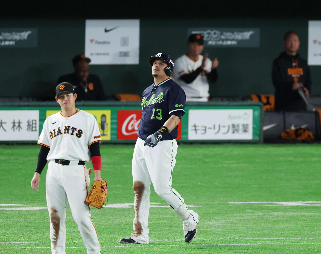 巨人対ヤクルト　6回表ヤクルト1死、中飛に倒れがっくりとするオスナ（撮影・増田悦実）