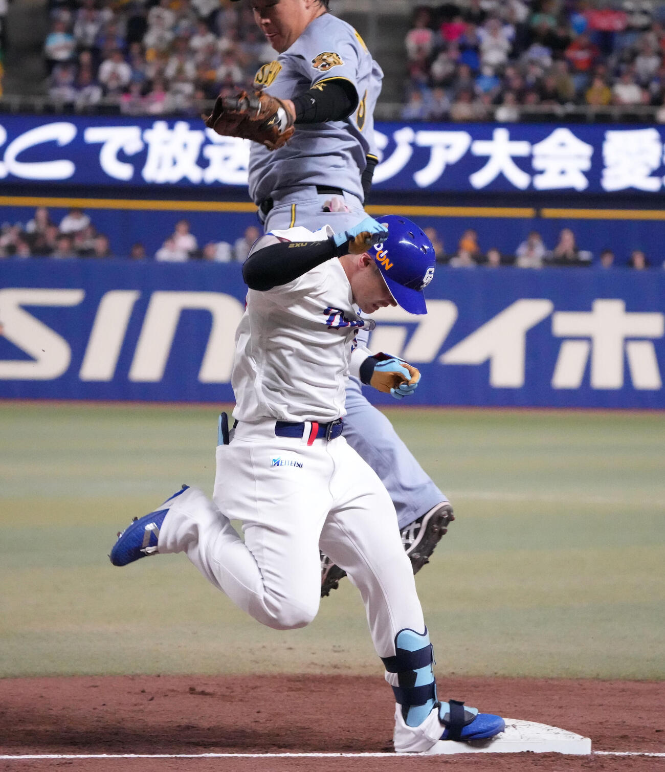 中日対阪神　2回裏中日無死、三ゴロに倒れるも佐藤の悪送球で出塁する細川（左）一塁手は大山（撮影・森本幸一）