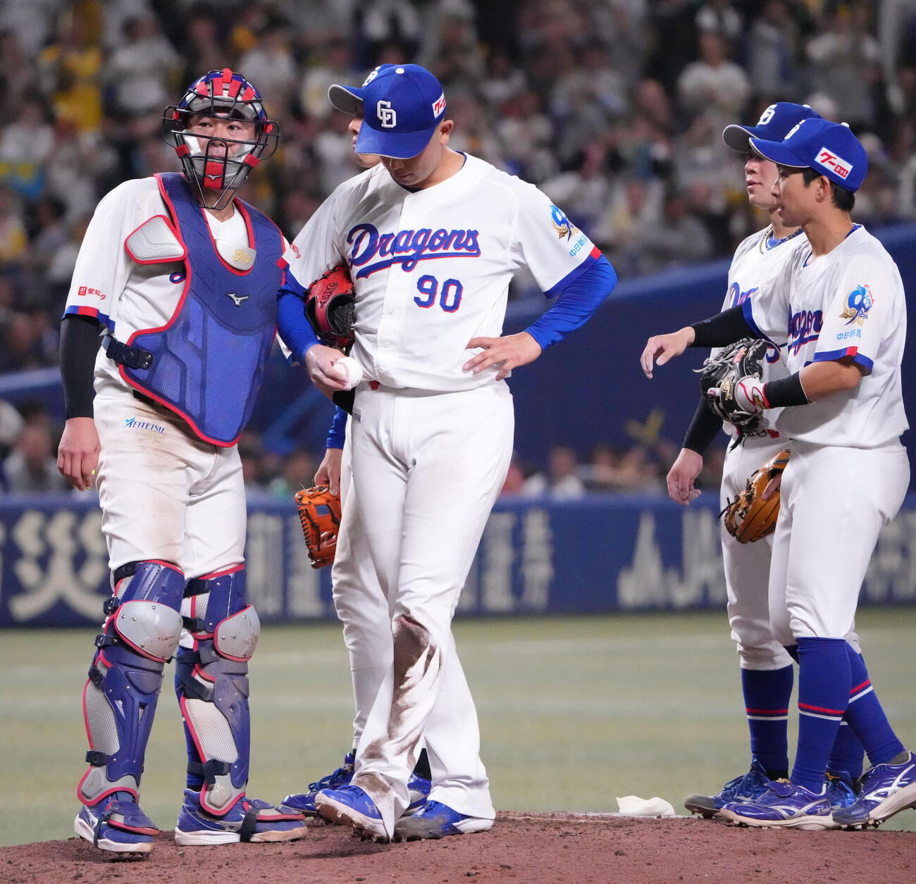 中日対阪神　9回表阪神2死二塁、松山（中央）はマウンドを降りる（撮影・森本幸一）