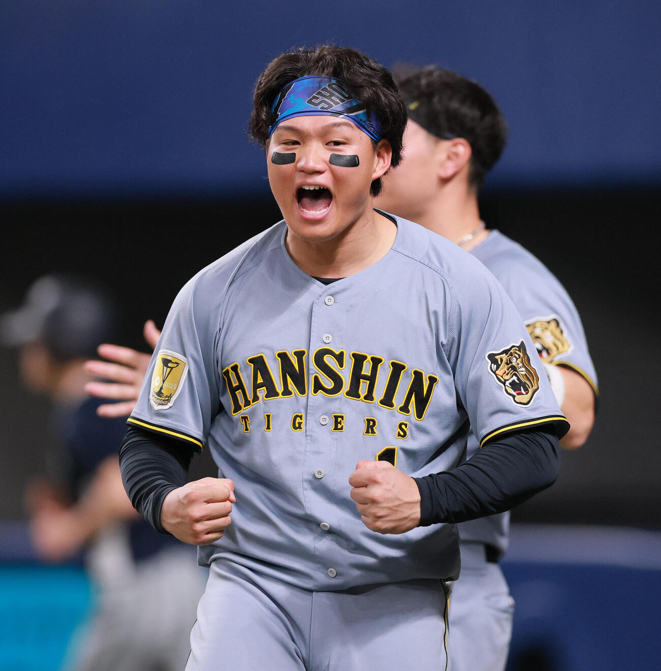 中日対阪神　9回表阪神2死一、三塁、代打前川の適時二塁打と相手守備のミスで逆転しベンチ前で歓喜する森下（撮影・上山淳一）