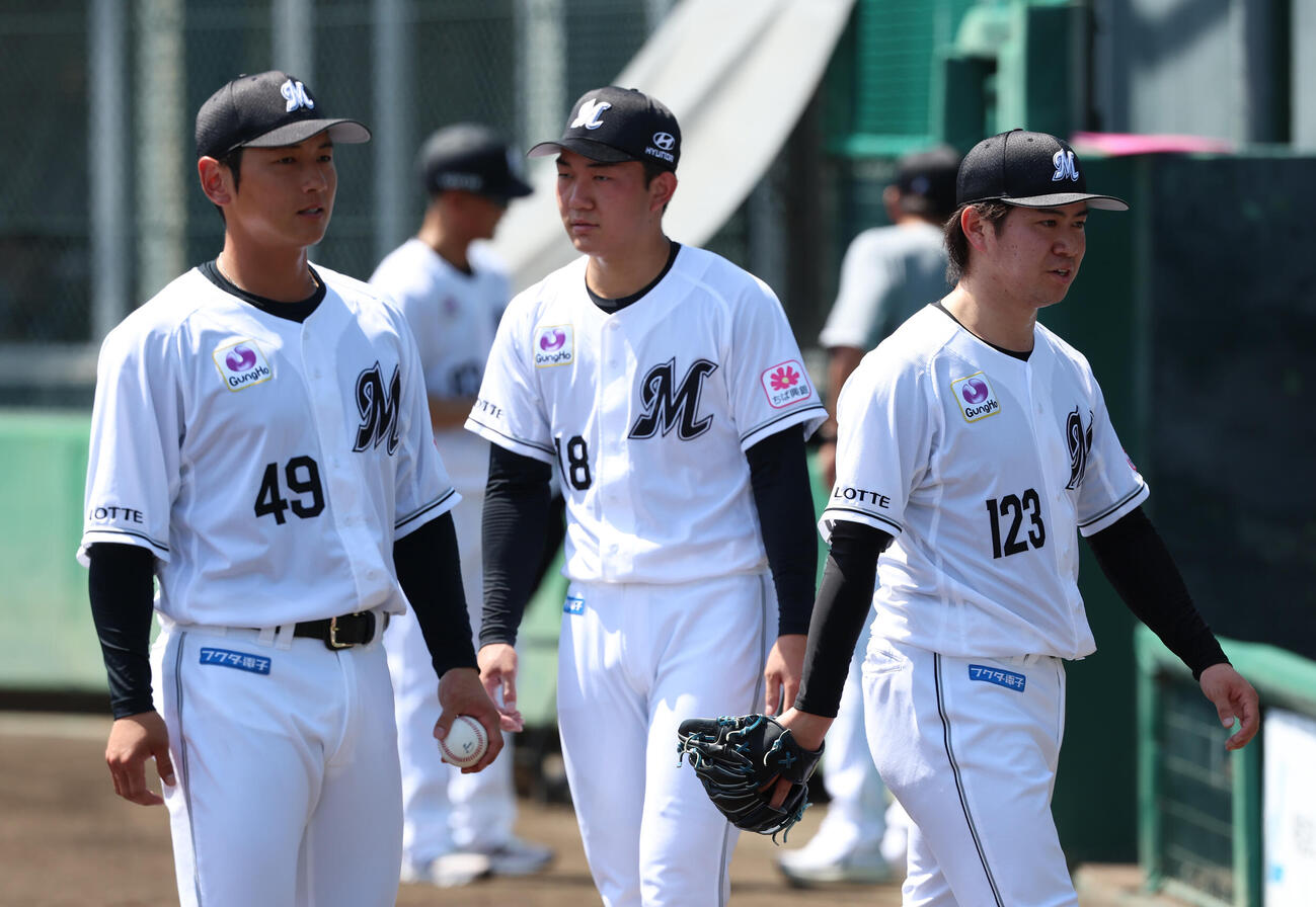 ロッテ2軍対日本ハム2軍、1回を持たず降板した石垣元はナインを出迎える（撮影・水谷安孝）