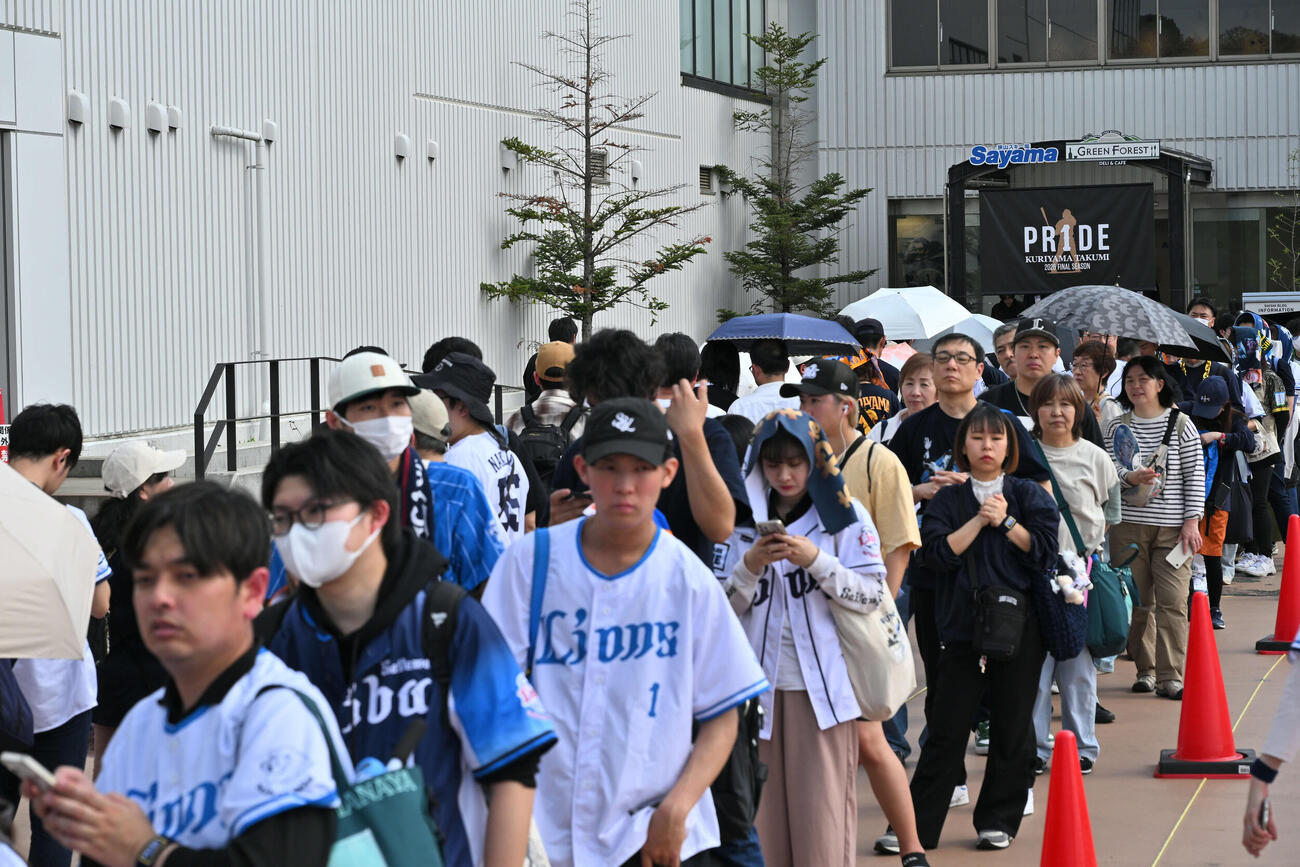西武対ロッテ　西武栗山巧の特別展示に並ぶファン（撮影・滝沢徹郎）