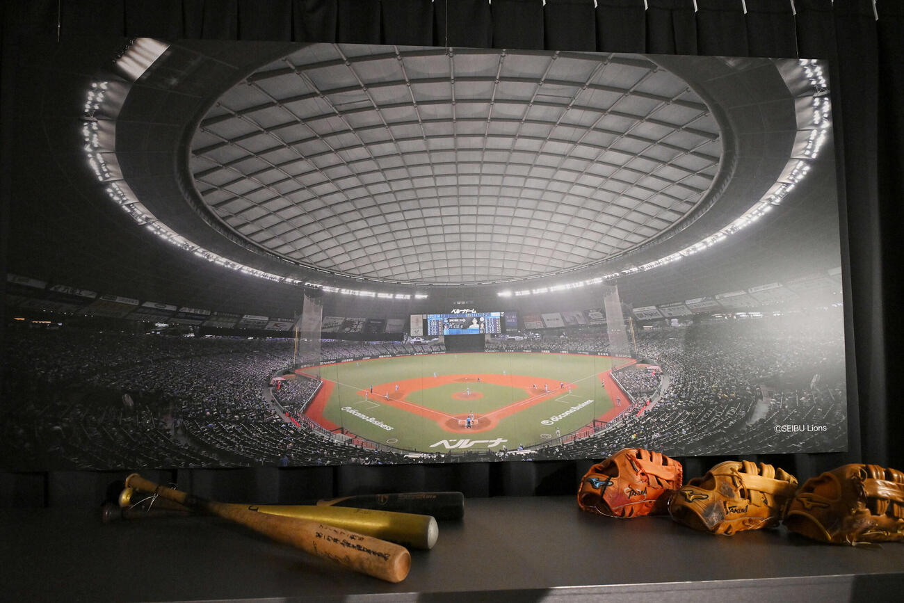 西武対ロッテ　西武栗山のゆかりの品々が飾られた特別展示（撮影・滝沢徹郎）