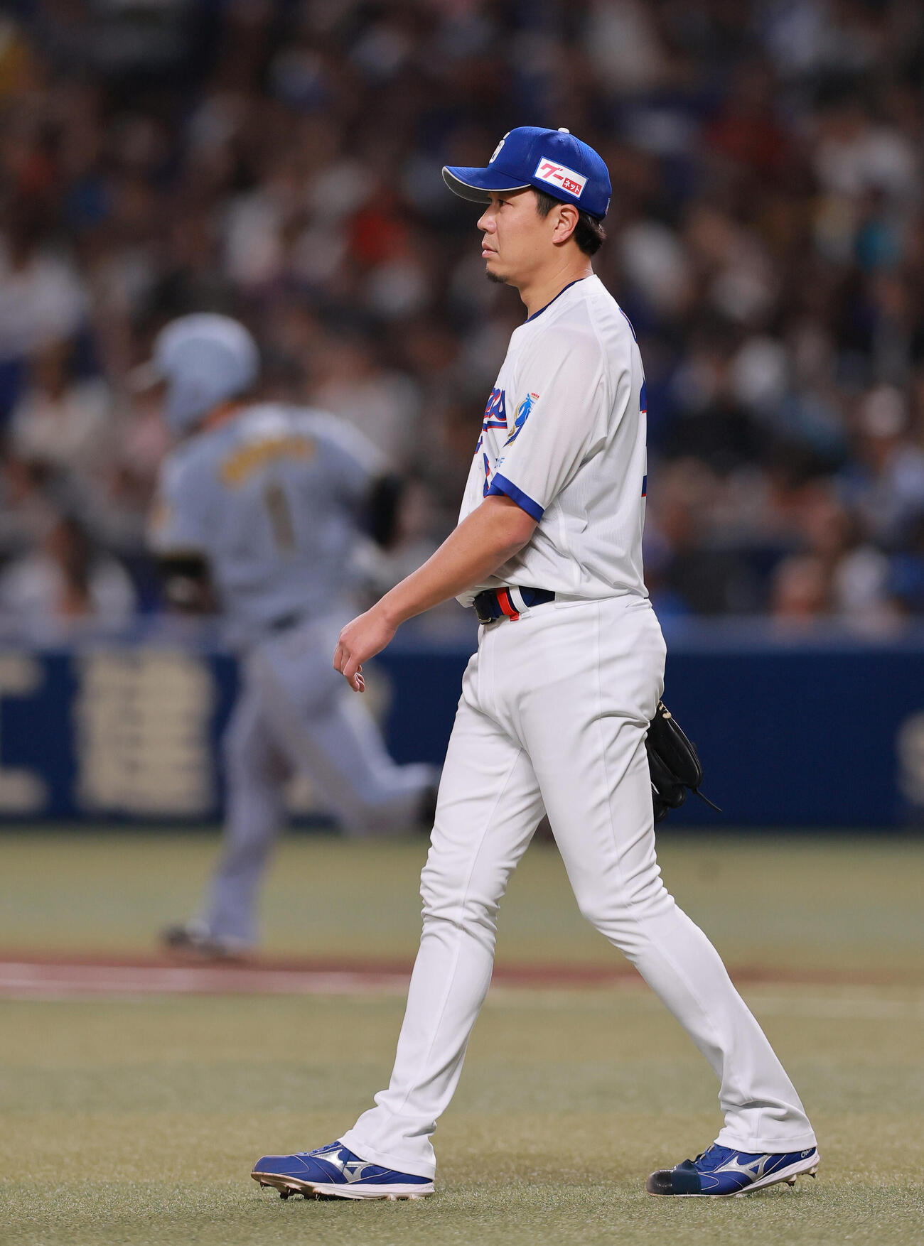 中日対阪神　1回表阪神2死、大野（手前）は森下にソロ本塁打を浴びる（撮影・上山淳一）