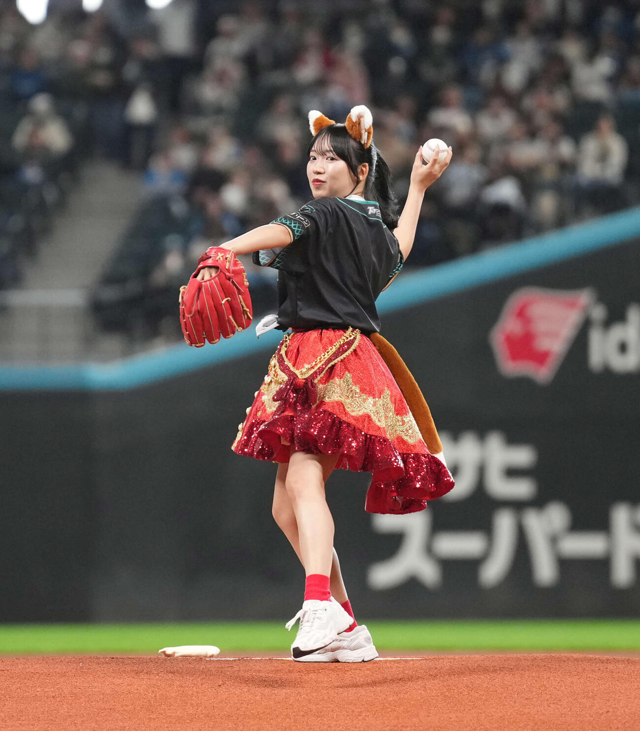 日本ハム対ソフトバンク　ファーストピッチセレモニーに登場したAppare！の朝比奈れい（撮影・井上学）