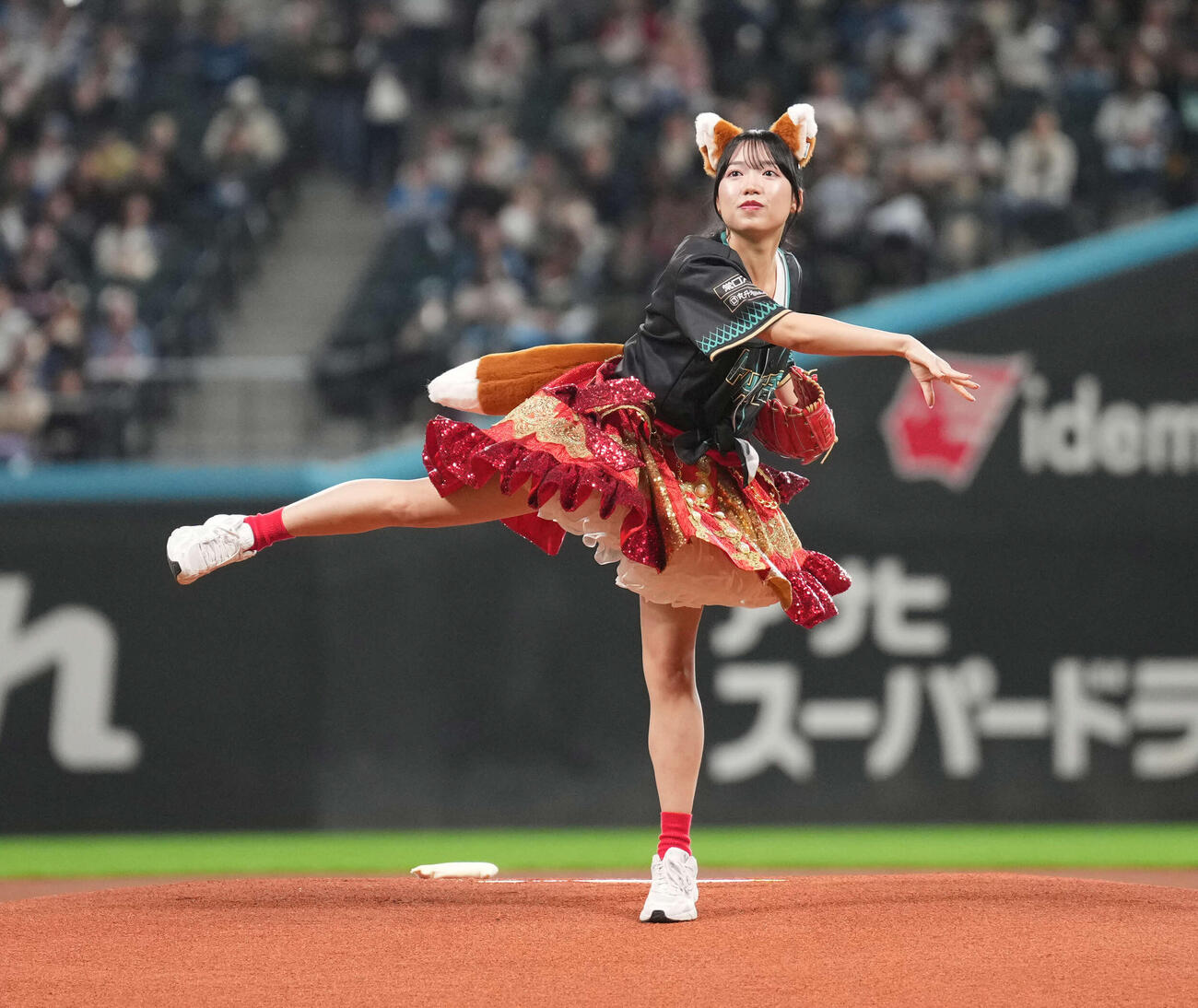 日本ハム対ソフトバンク　ファーストピッチセレモニーに登場したAppare！の朝比奈れい（撮影・井上学）