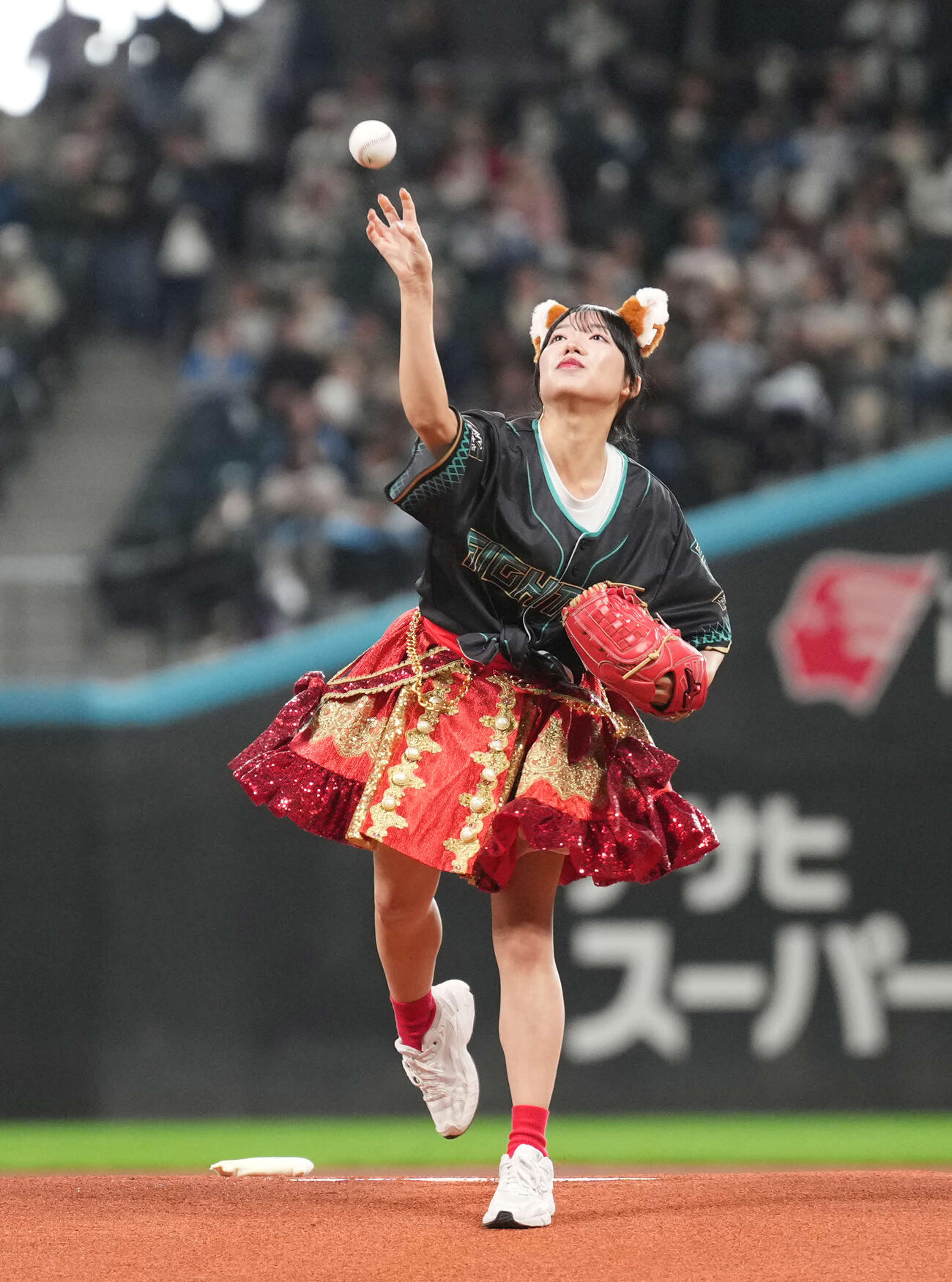 日本ハム対ソフトバンク　ファーストピッチセレモニーに登場したAppare！の朝比奈れい（撮影・井上学）