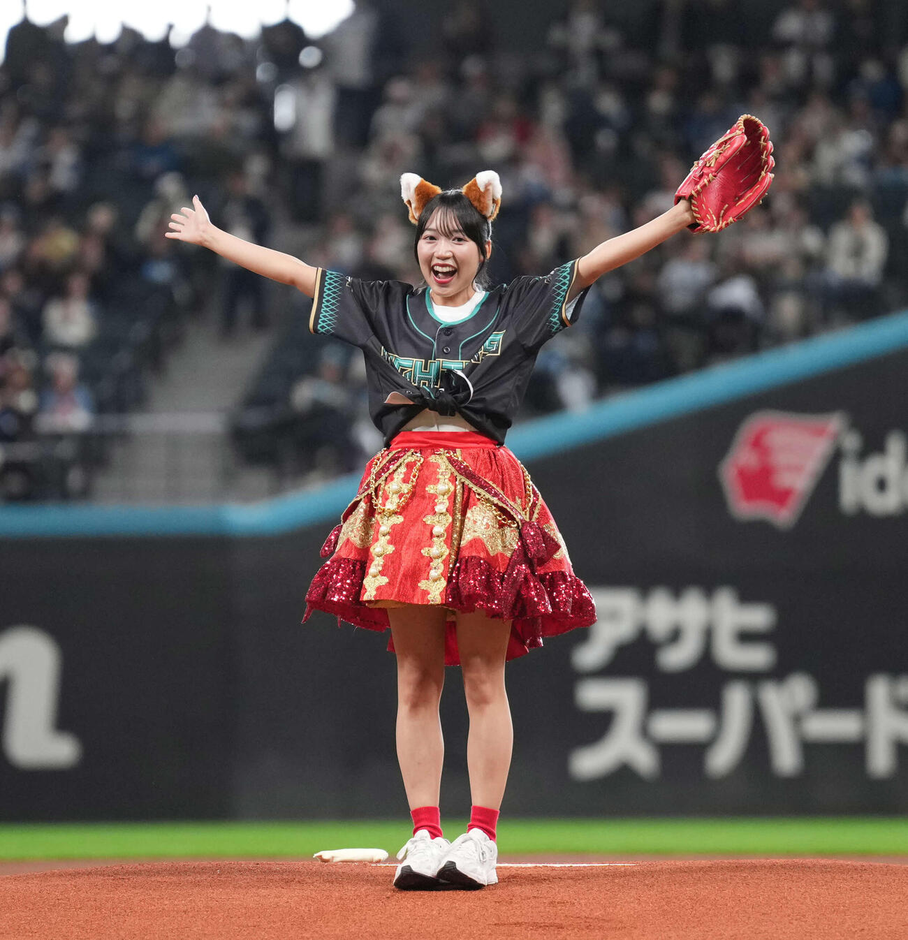 日本ハム対ソフトバンク　ファーストピッチセレモニーに登場したAppare！の朝比奈れい（撮影・井上学）