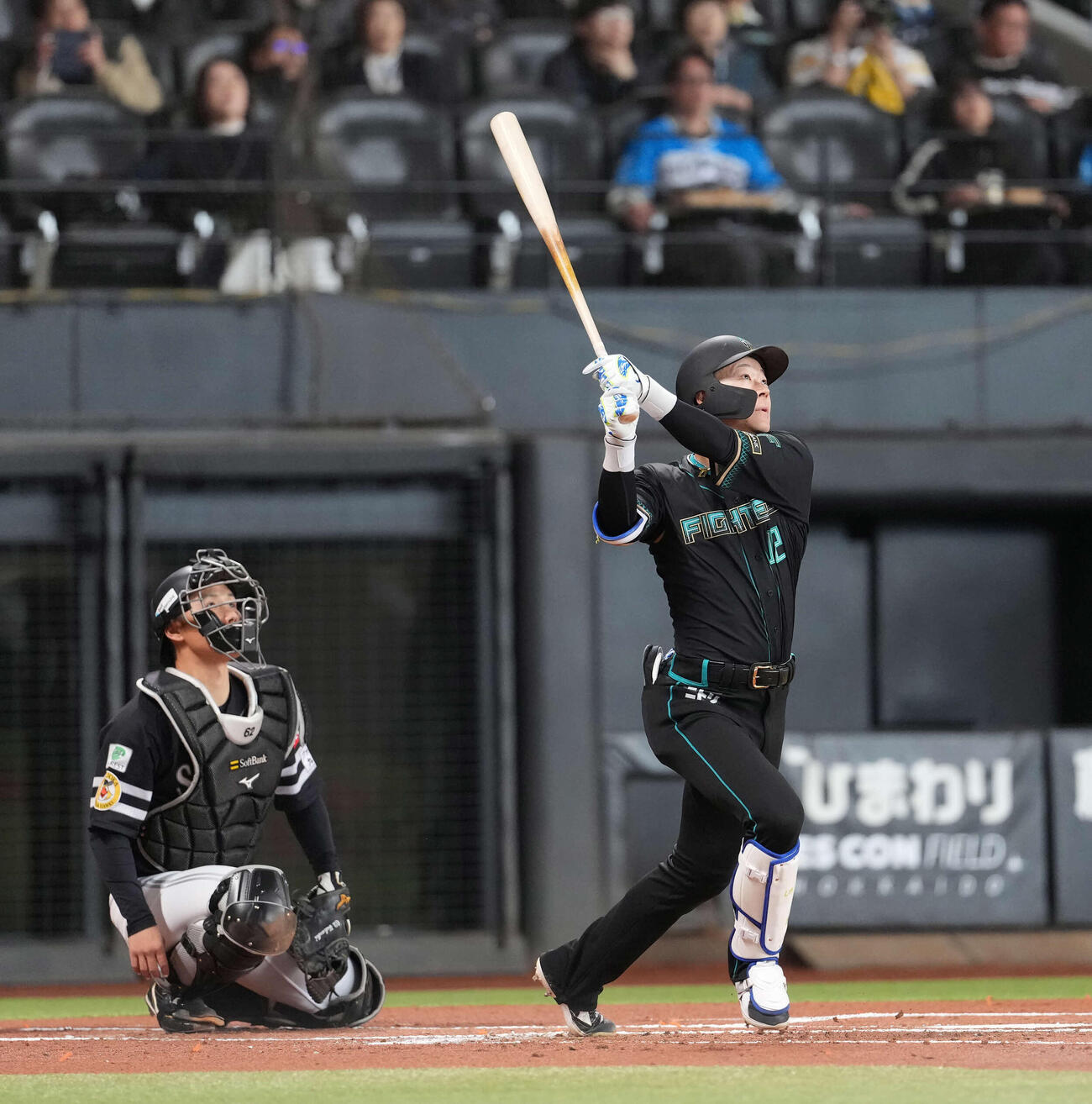 日本ハム対ソフトバンク　1回裏日本ハム無死、本塁打を放つ矢沢（撮影・井上学）