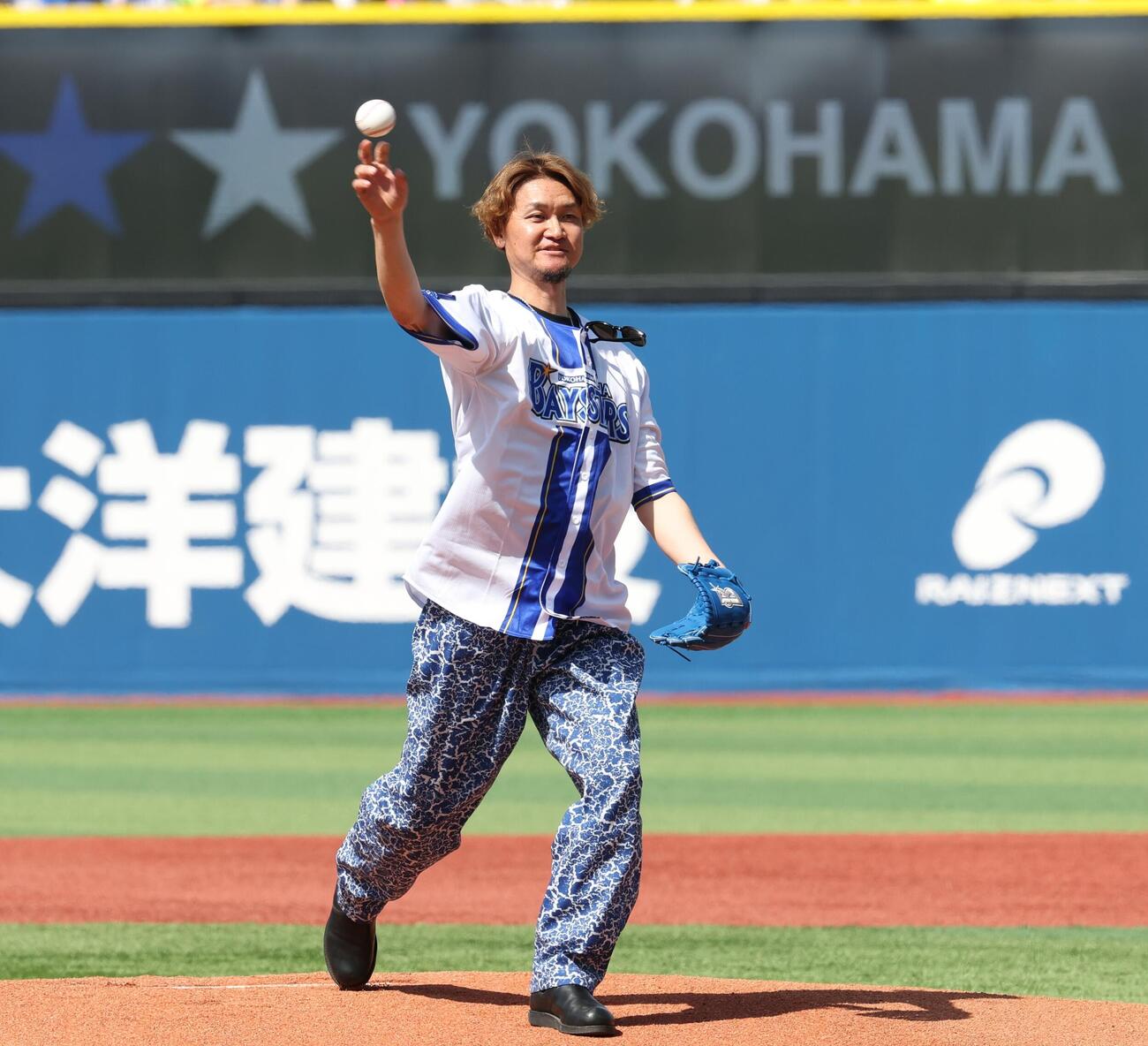 DeNA対広島　ファーストピッチセレモニーで投球する大和（撮影・黒川智章）