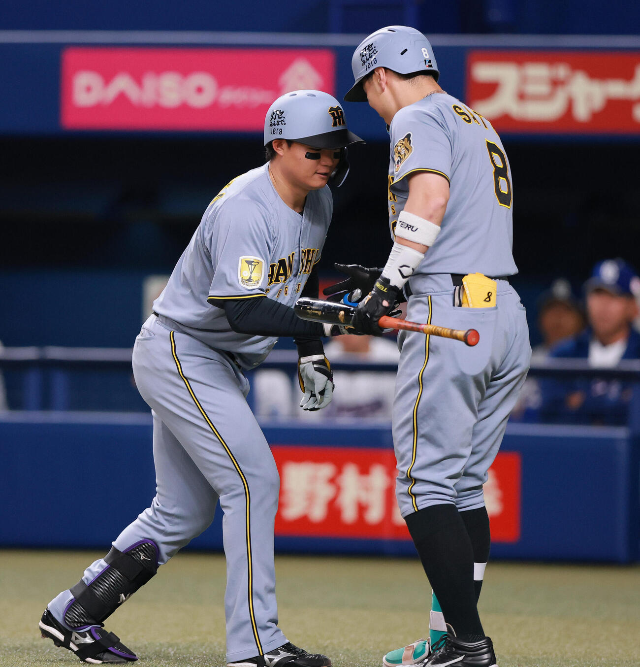 中日対阪神　1回表阪神2死、森下（左）はソロ本塁打を放ち次打者佐藤とタッチをかわす（撮影・上山淳一）