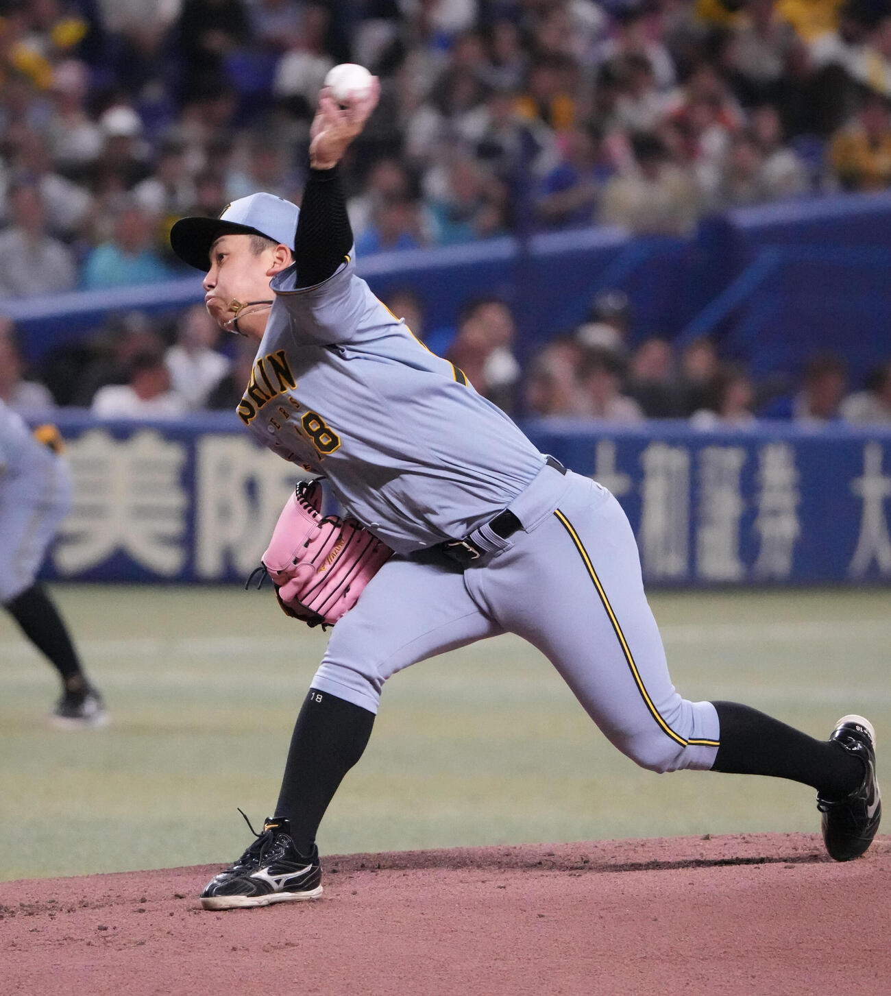 中日対阪神　1回裏、登板する阪神先発の伊原（撮影・森本幸一）