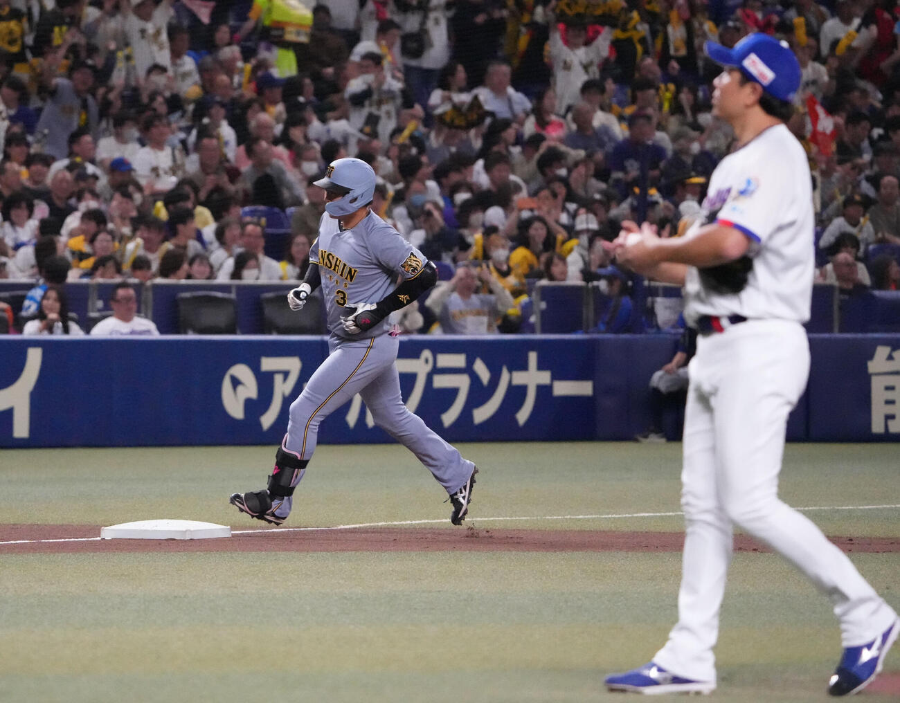 中日対阪神　2回表阪神無死、本塁打を放ちダイヤモンドを回る大山（左）右は中日先発の大野（撮影・森本幸一）