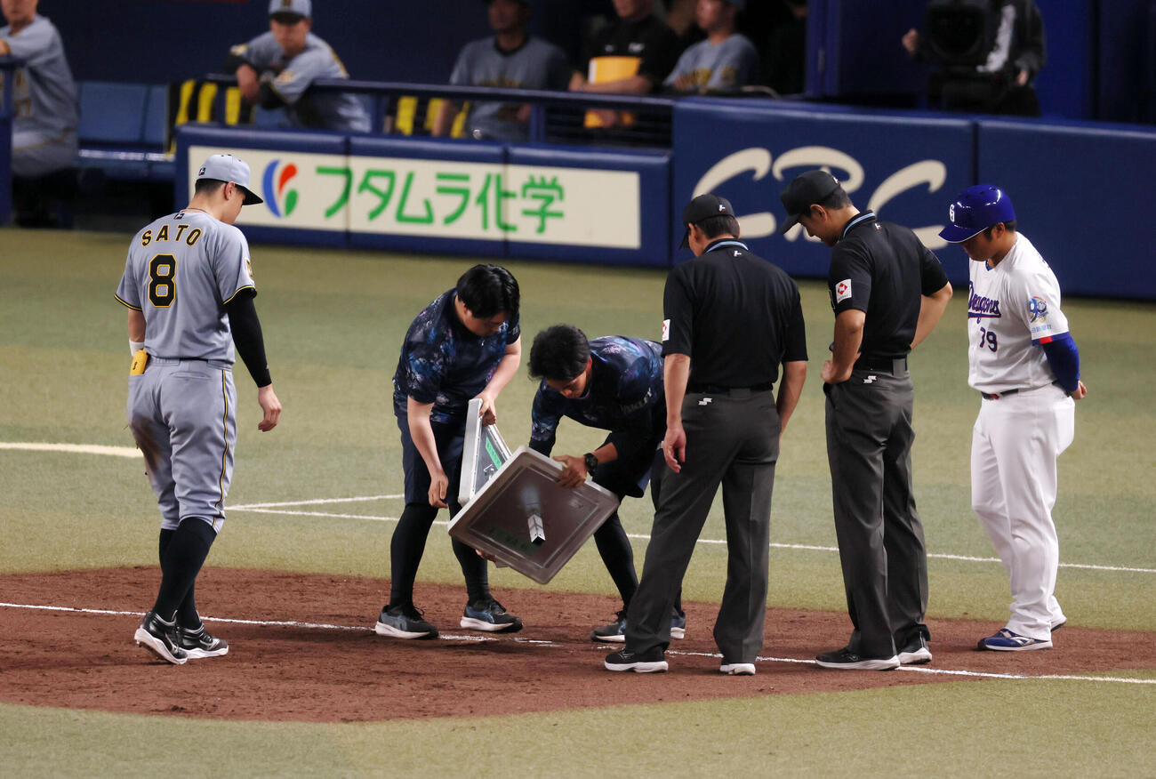 中日対阪神　9回裏、三塁ベースを入れ替えるハプニング（撮影・加藤哉）