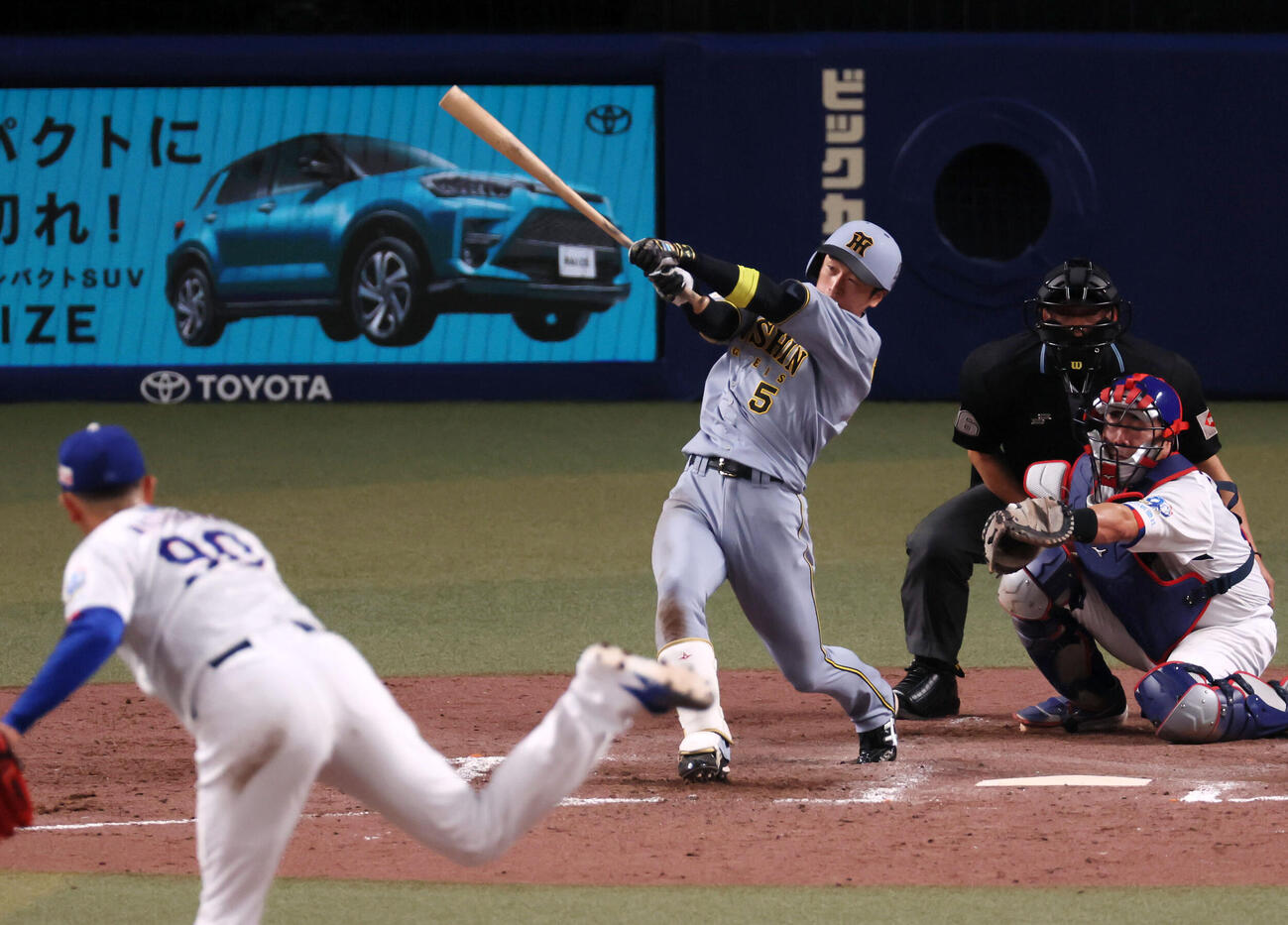 中日対阪神　9回表阪神2死二塁、近本は右前適時打を放つ。投手松山（2026年4月10日撮影）