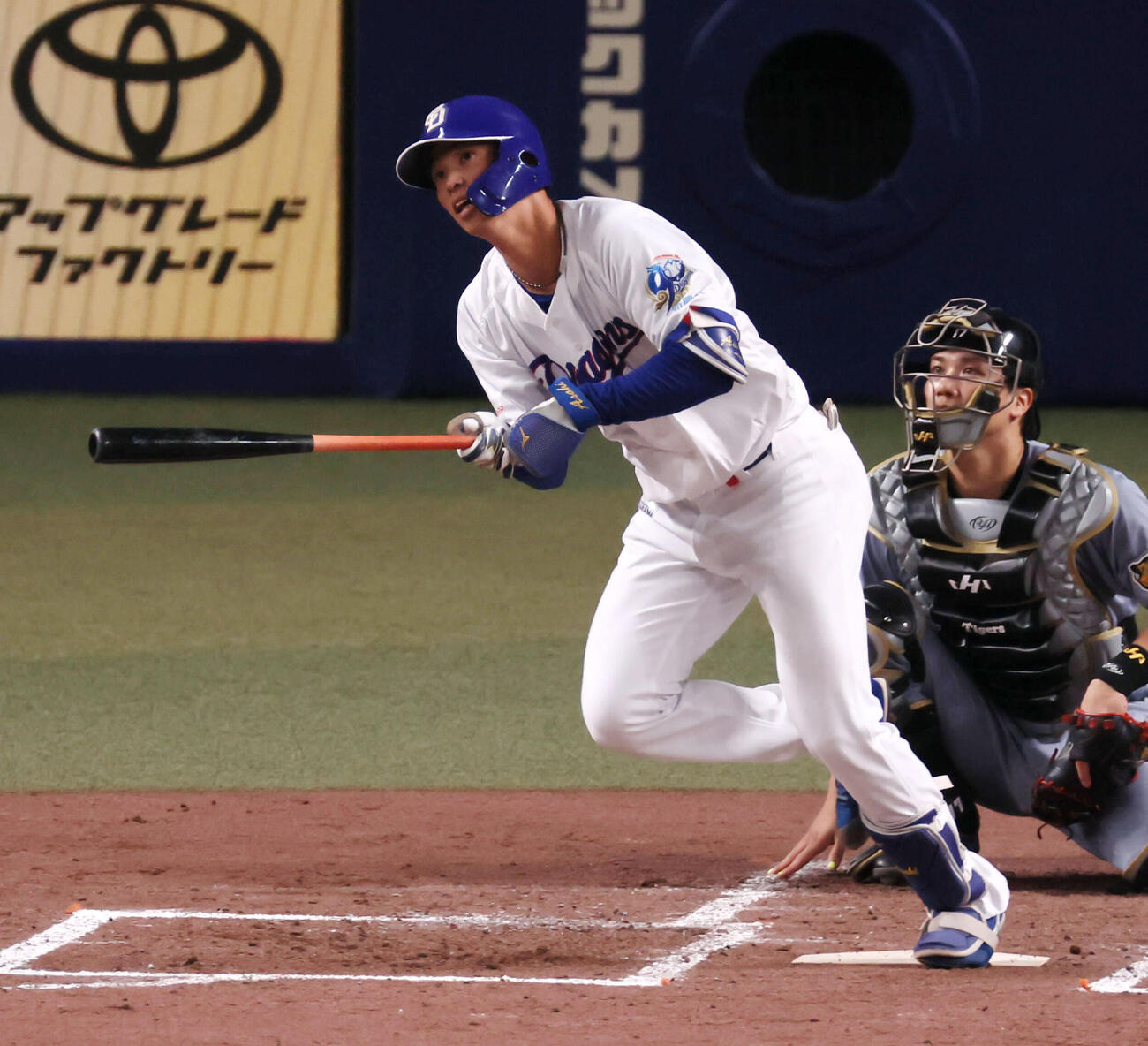 中日対阪神　3回裏中日2死、花田は右越えソロ本塁打を放つ（撮影・加藤哉）