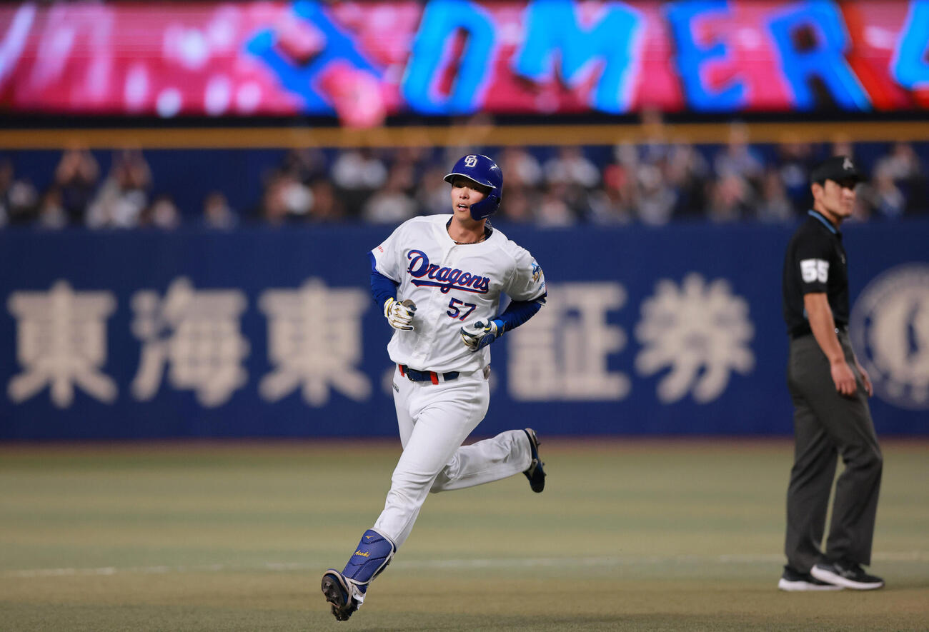 中日対阪神　3回裏中日2死、花田はソロ本塁打を放ちダイヤモンドを1周する（撮影・上山淳一）