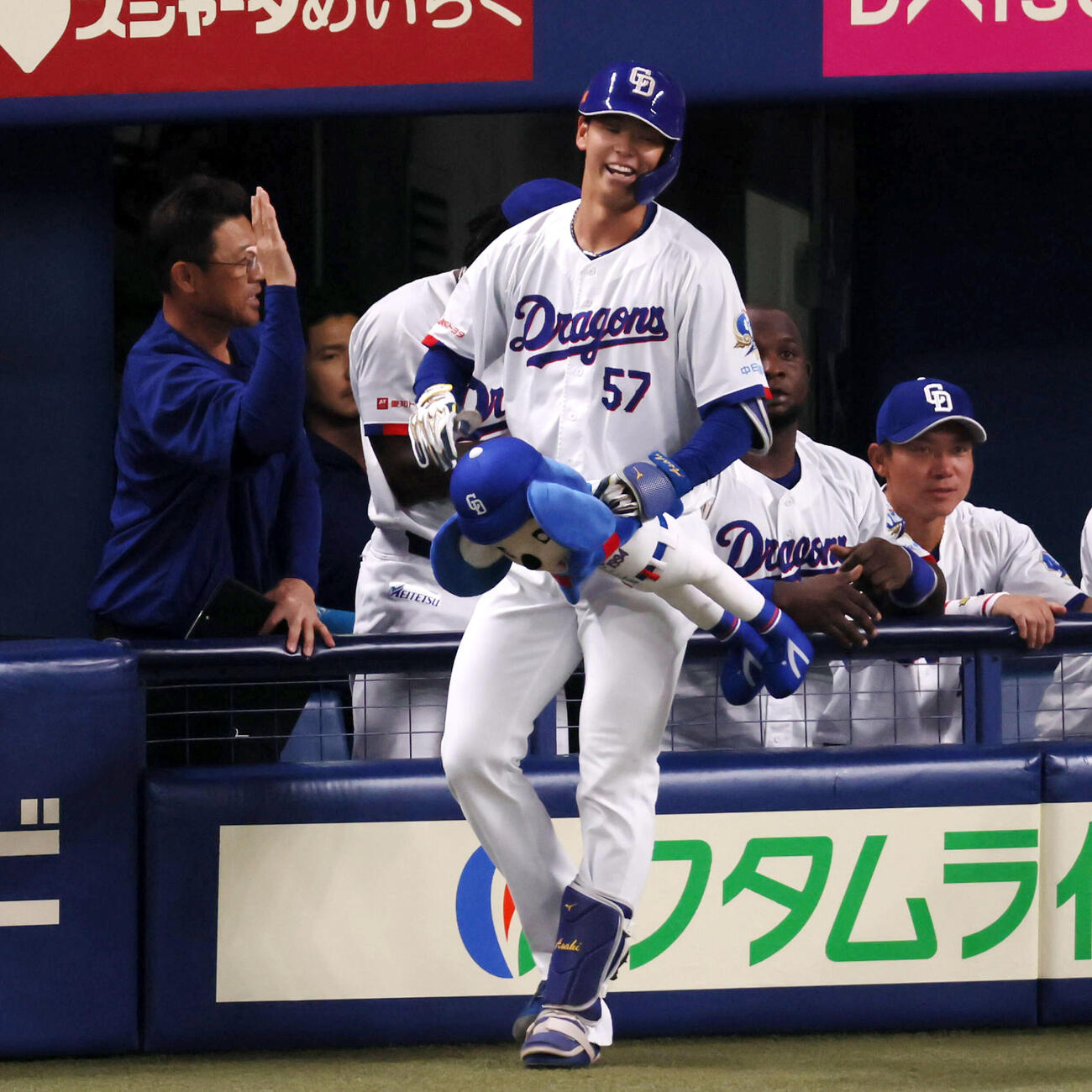 中日対阪神　3回裏中日2死、花田は右越えソロ本塁打を放ちベンチ前で笑顔を見せる（撮影・加藤哉）