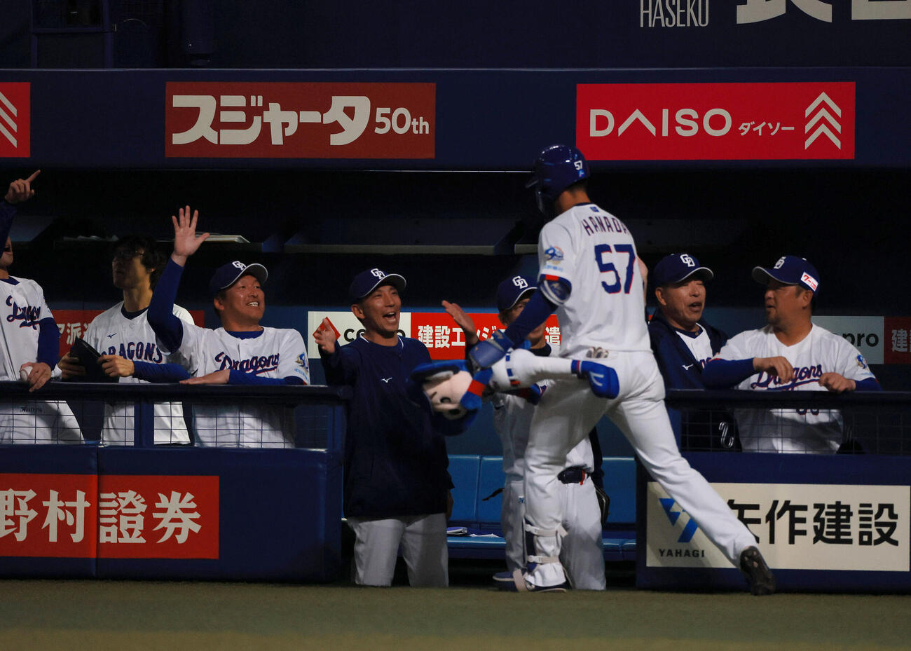 中日対阪神　3回裏中日2死、ソロ本塁打を放った花田（手前）を出迎える井上監督（右から2人目）（撮影・上山淳一）