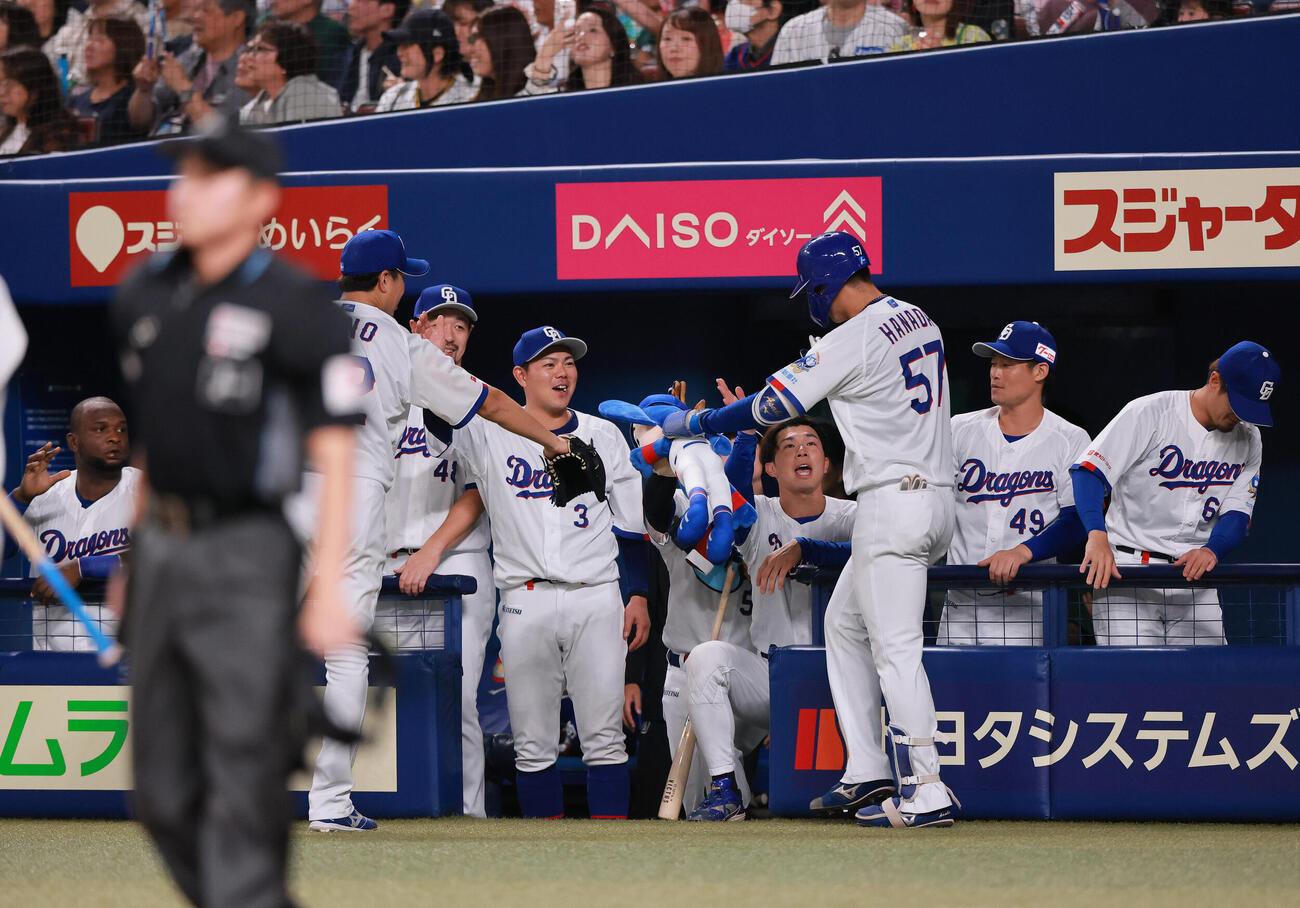 中日対阪神　3回裏中日2死、花田（手前）はソロ本塁打を放ち祝福を受ける（撮影・上山淳一）