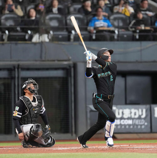 動画】ライト2階席へ豪快弾 矢沢宏太が先頭打者ホームラン - プロ野球