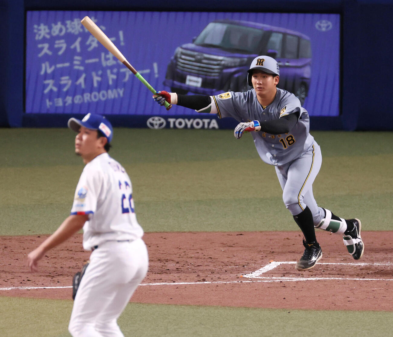 中日対阪神　4回表阪神2死一、三塁、伊原は右前適時打を放つ。投手大野（撮影・加藤哉）