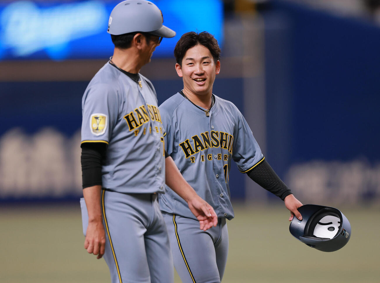 中日対阪神　4回表に適時打を放った阪神伊原（右）は田中内野守備走塁コーチと笑顔で話す（撮影・上山淳一）
