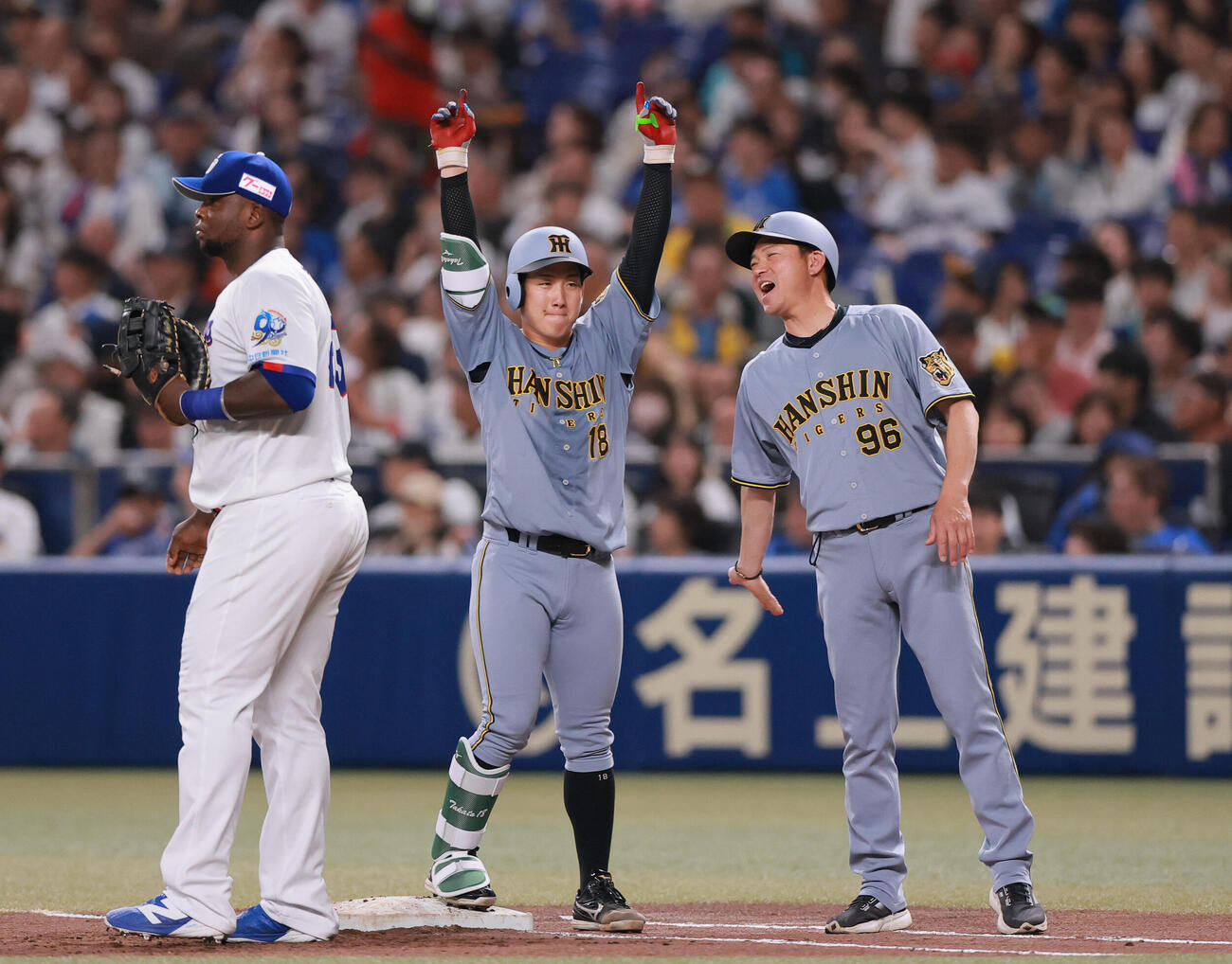 中日対阪神　4回表阪神2死一、三塁、伊原（中央）は適時打を放ち喜ぶ（撮影・上山淳一）