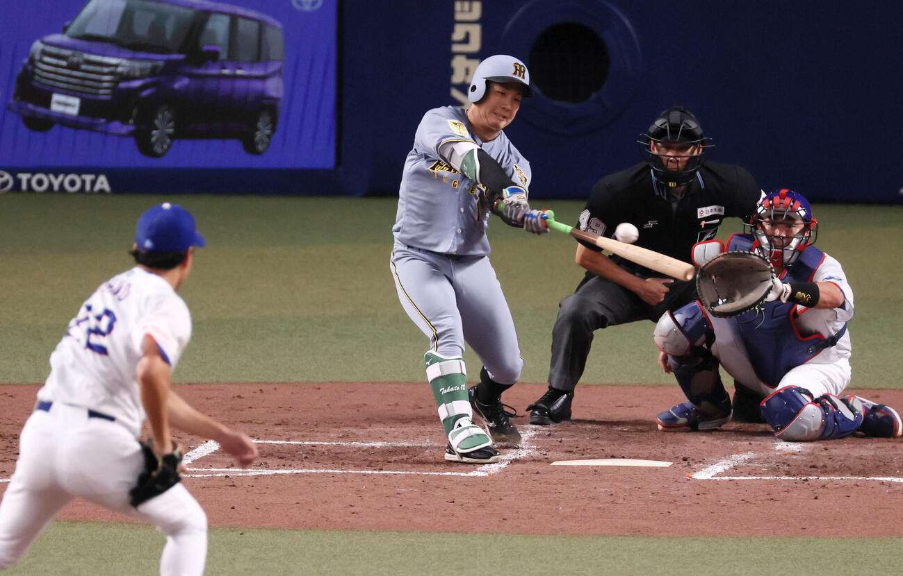 中日対阪神　4回表阪神2死一、三塁、伊原は右前適時打を放つ。投手大野（撮影・加藤哉）