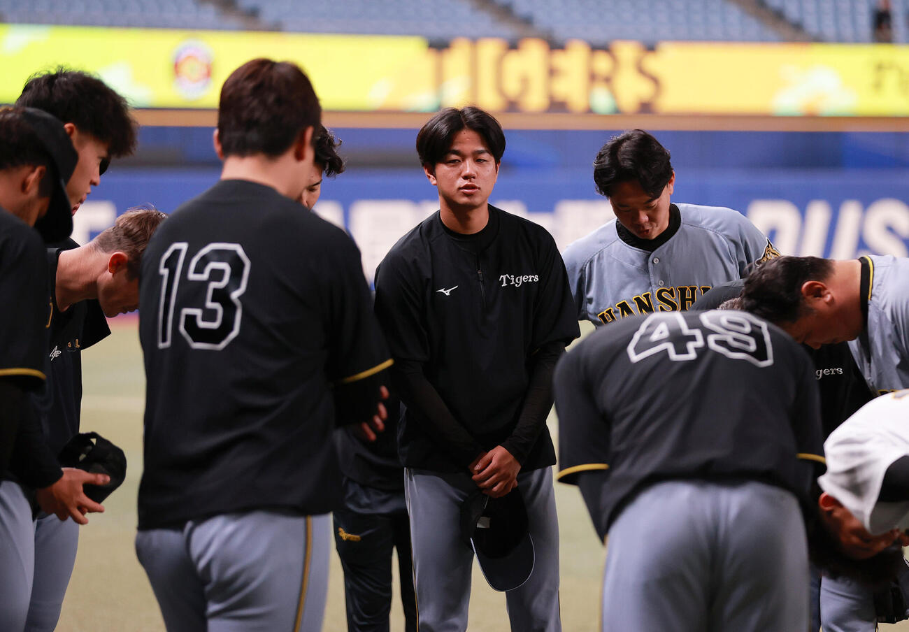 中日対阪神　試合前、円陣を組む阪神高橋（中央）ら投手陣（撮影・上山淳一）