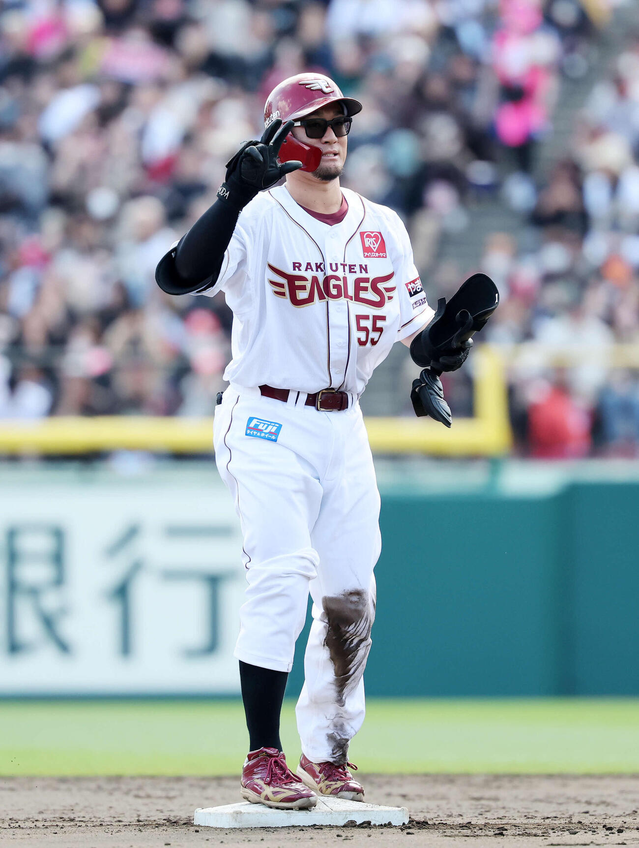楽天対オリックス　4回裏楽天無死、YG安田は二塁打を放ちポーズを決める（撮影・鈴木正人）　