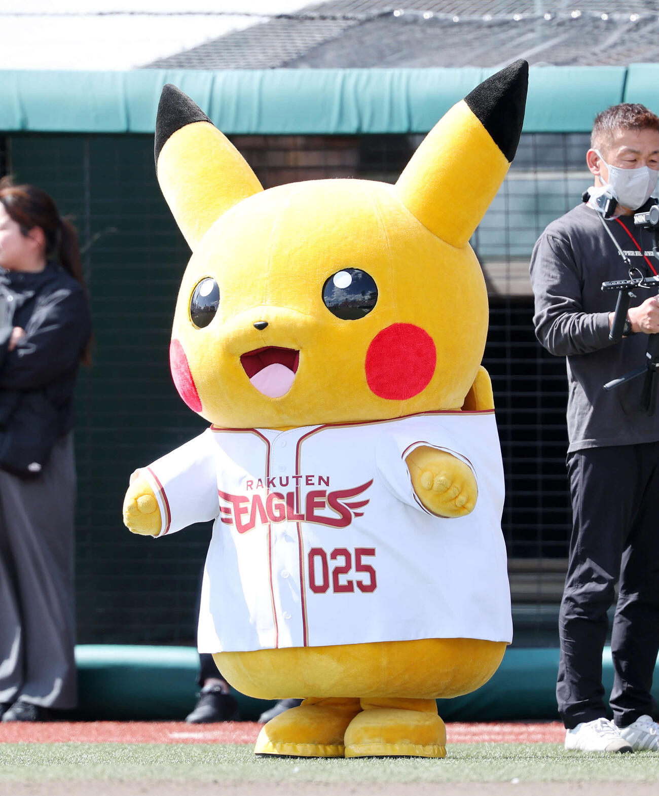 楽天対オリックス　球場に登場したピカチュウ（撮影・鈴木正人）　