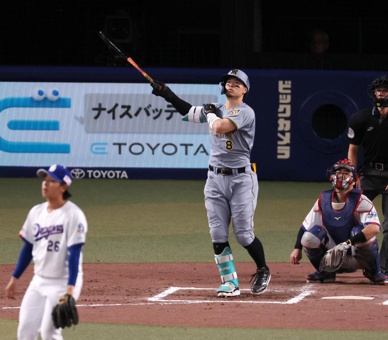 中日対阪神　7回表阪神1死一、二塁、佐藤は右中間越え3点本塁打を放つ（撮影・加藤哉）