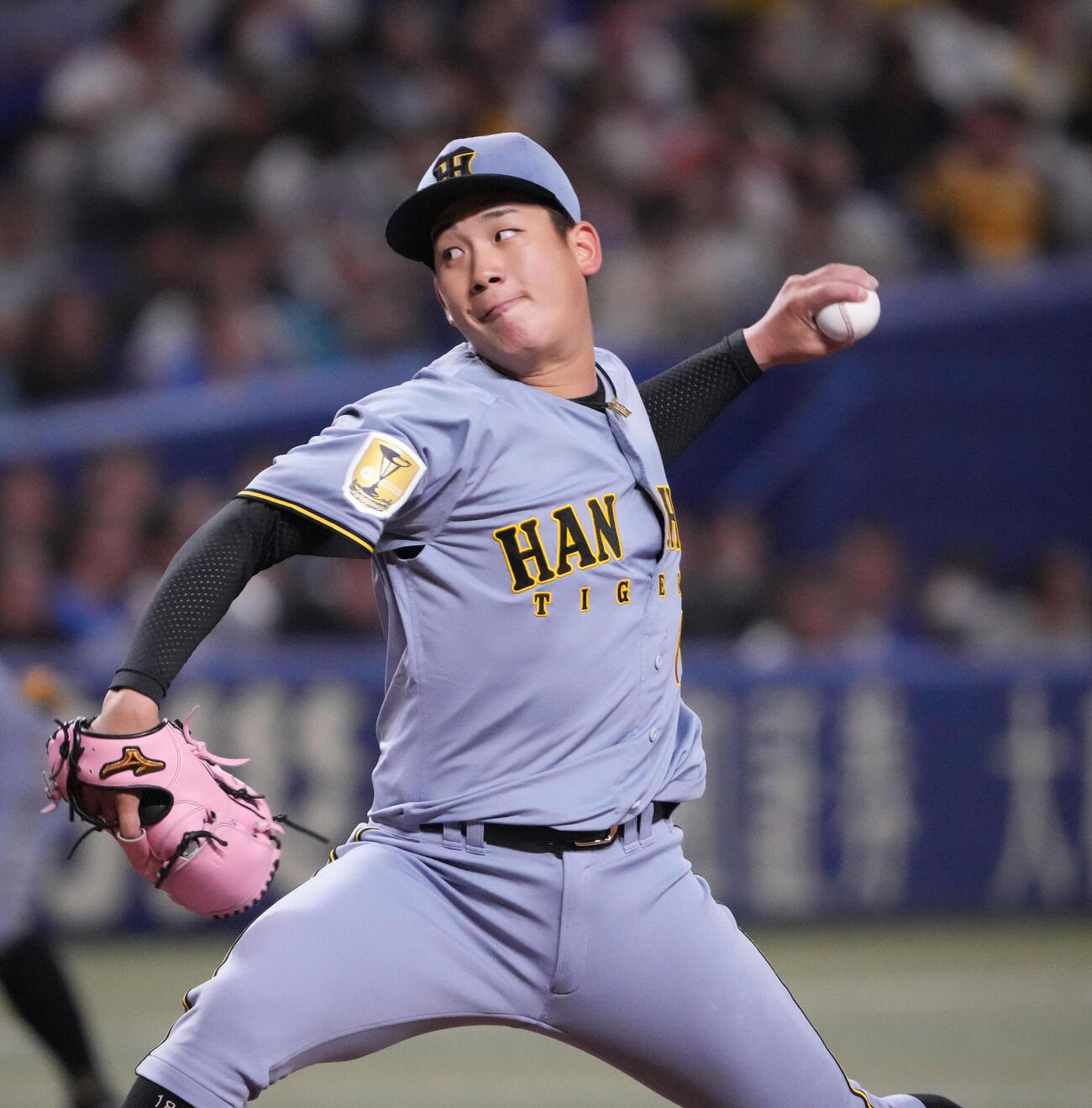 中日対阪神　1回裏、登板する阪神先発の伊原（撮影・森本幸一）