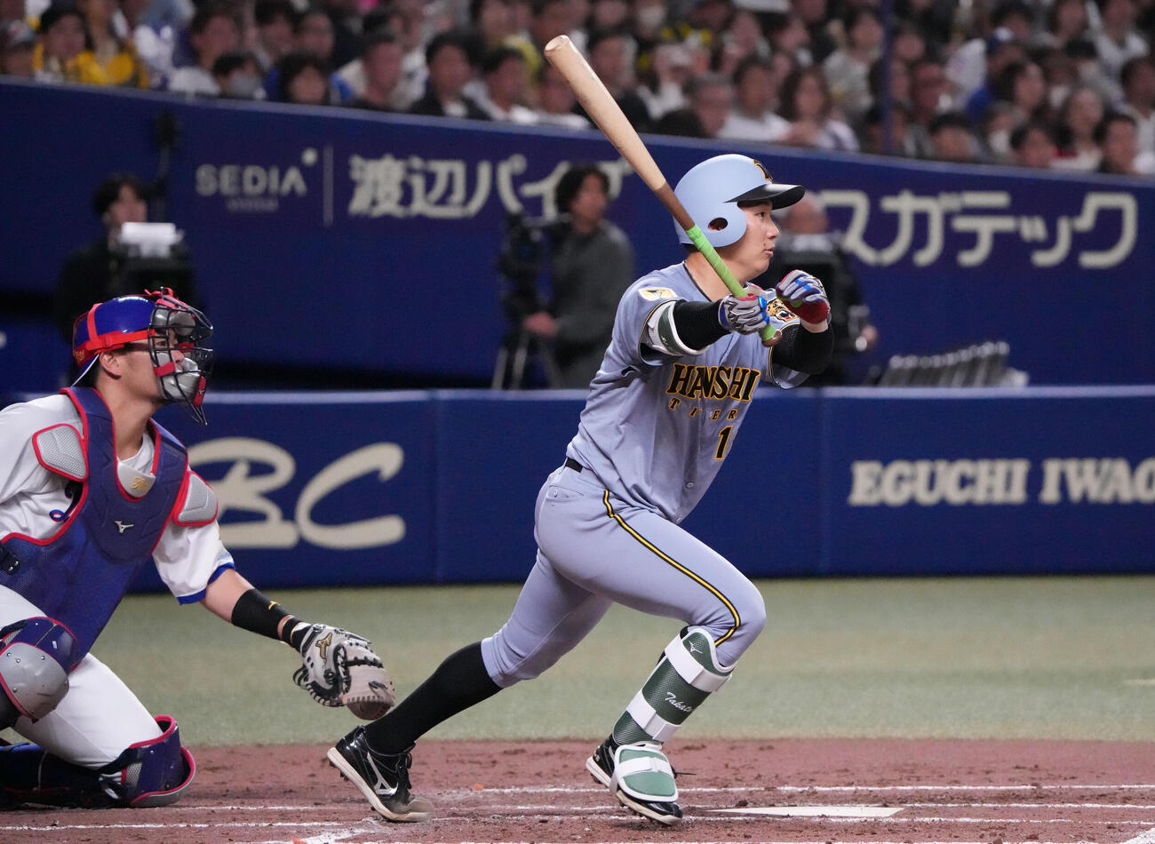 中日対阪神　4回表阪神2死一、三塁、適時打を放つ伊原（撮影・森本幸一）