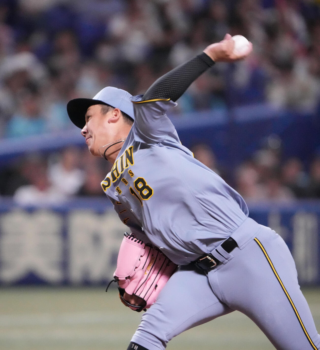 中日対阪神　1回裏、登板する阪神先発の伊原（撮影・森本幸一）