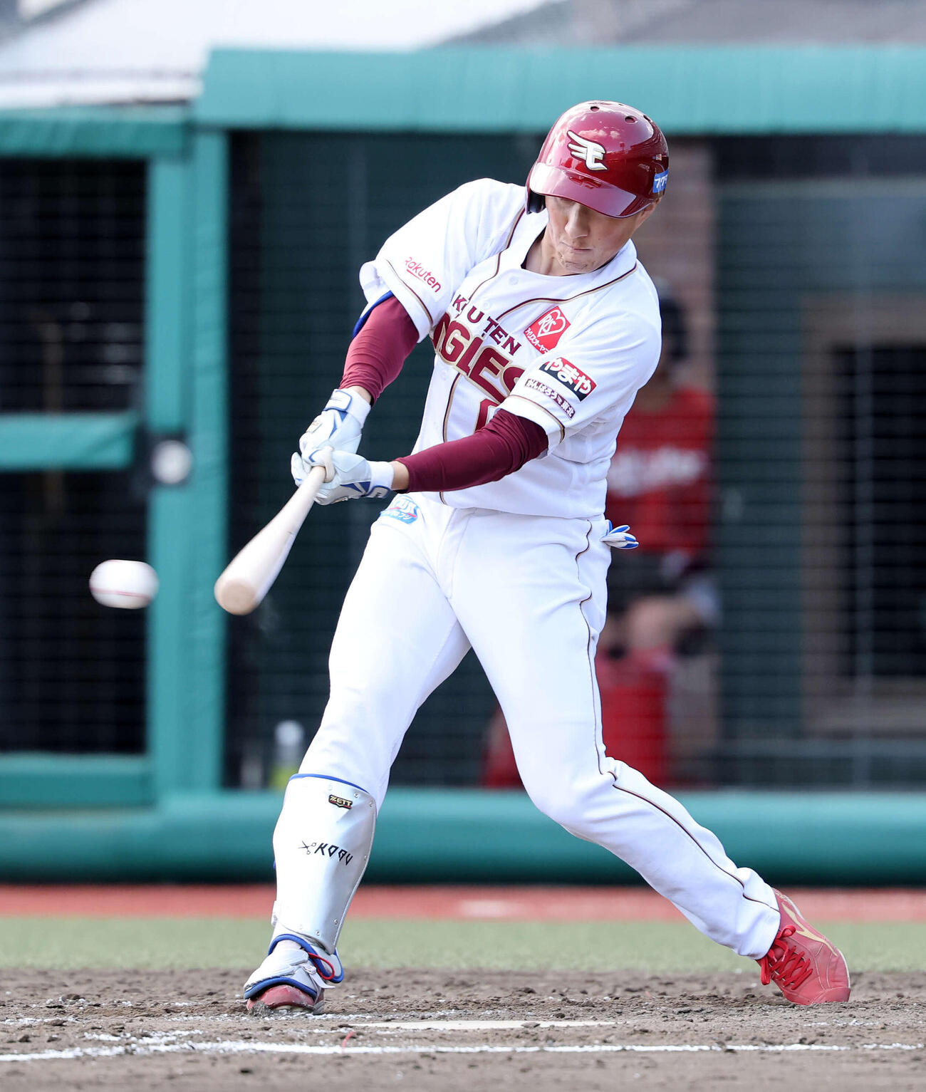 楽天対オリックス　4回裏楽天2死二塁、小深田は適時三塁打を放つ（撮影・鈴木正人）　