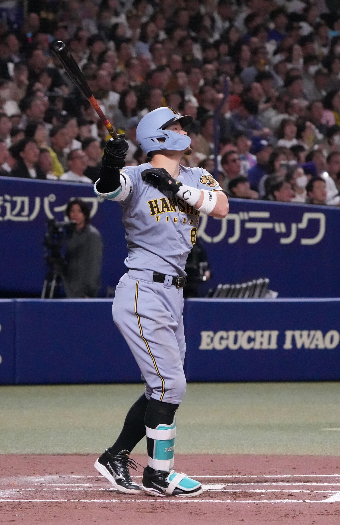 中日対阪神　7回表阪神1死一、二塁、3点本塁打を放つ佐藤（撮影・森本幸一）