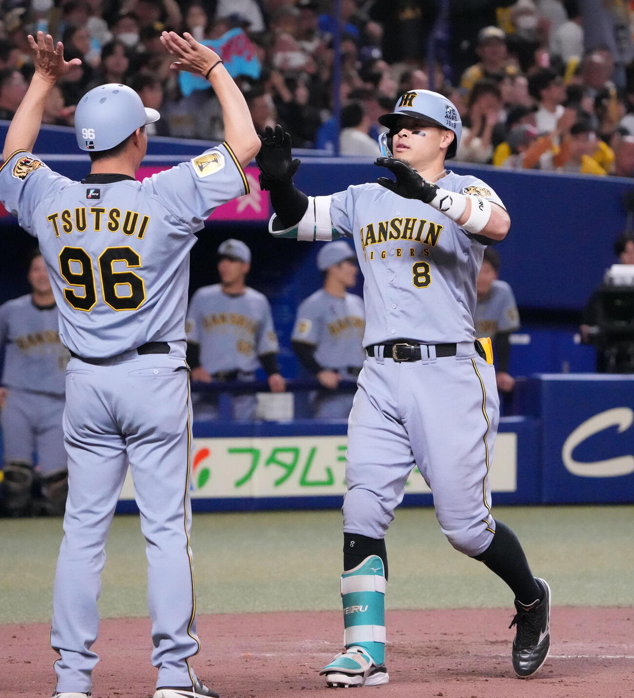 中日対阪神　7回表阪神1死一、二塁、佐藤（右）は3点本塁打を放ち生還する（撮影・森本幸一）