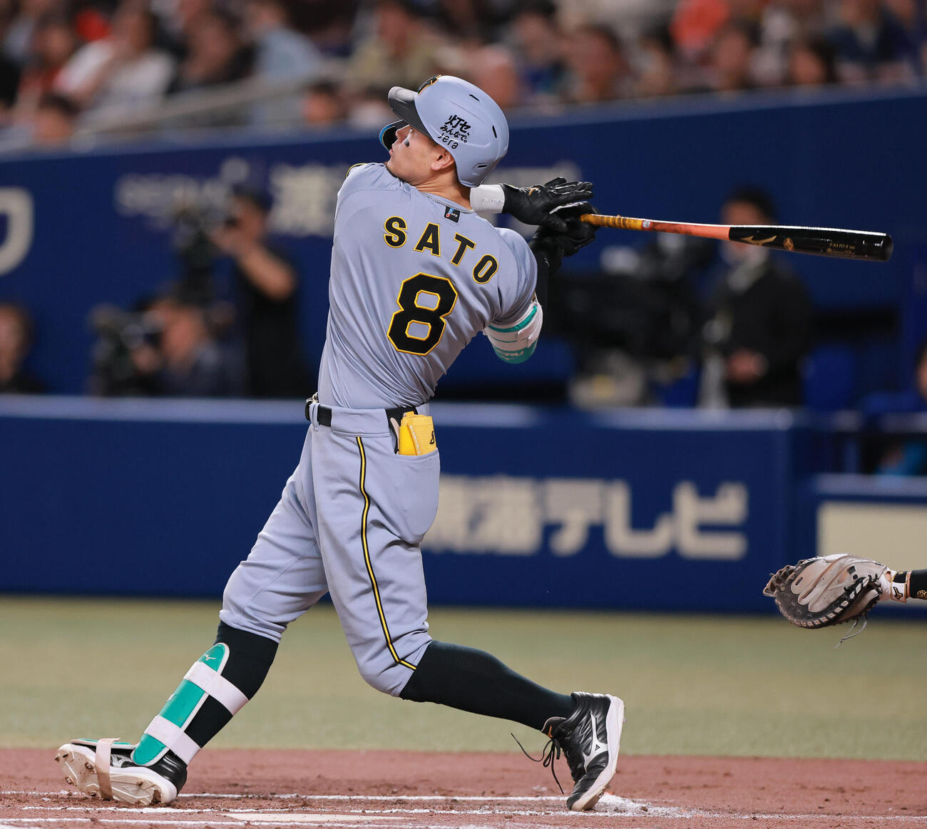 中日対阪神　7回表阪神1死一、二塁、佐藤は3点本塁打を放つ（撮影・上山淳一）