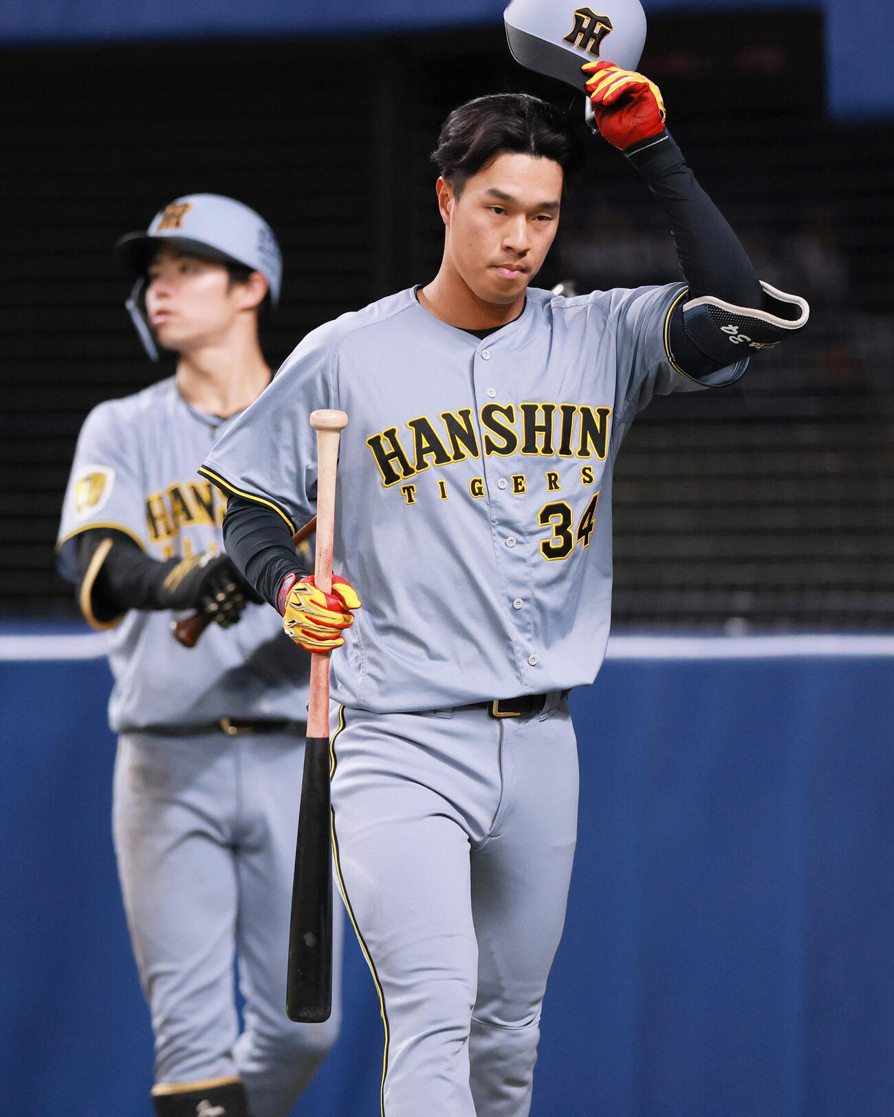 中日対阪神　8回表阪神1死一塁、代打岡城（手前）は右飛に仕留める（撮影・上山淳一）