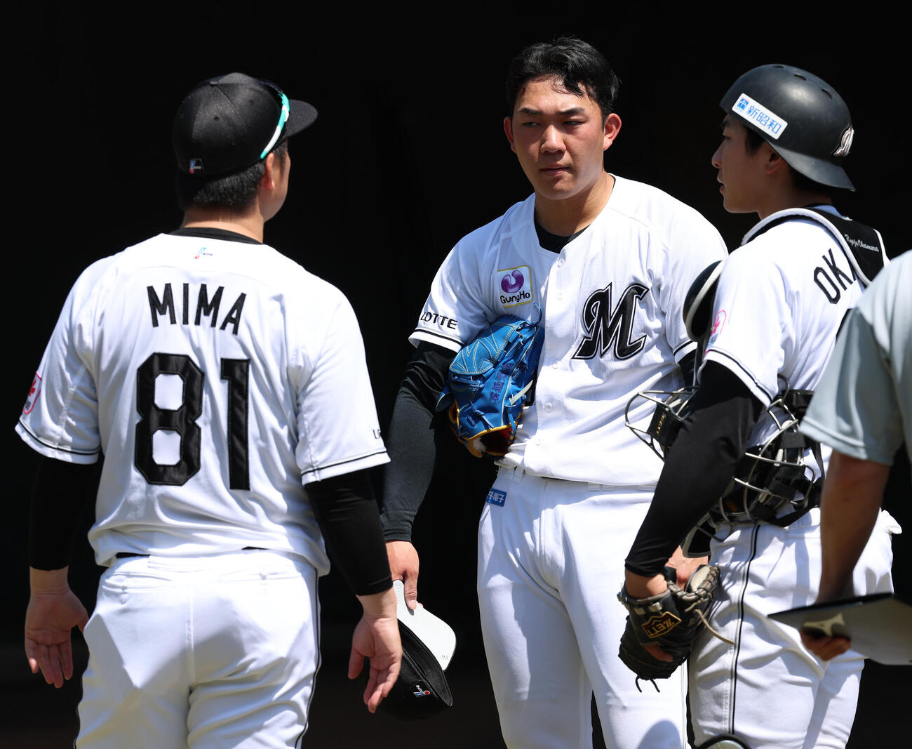 ロッテ2軍対日本ハム2軍、試合前、美馬コーチの話を聞くロッテ石垣元（（中央）撮影・水谷安孝）