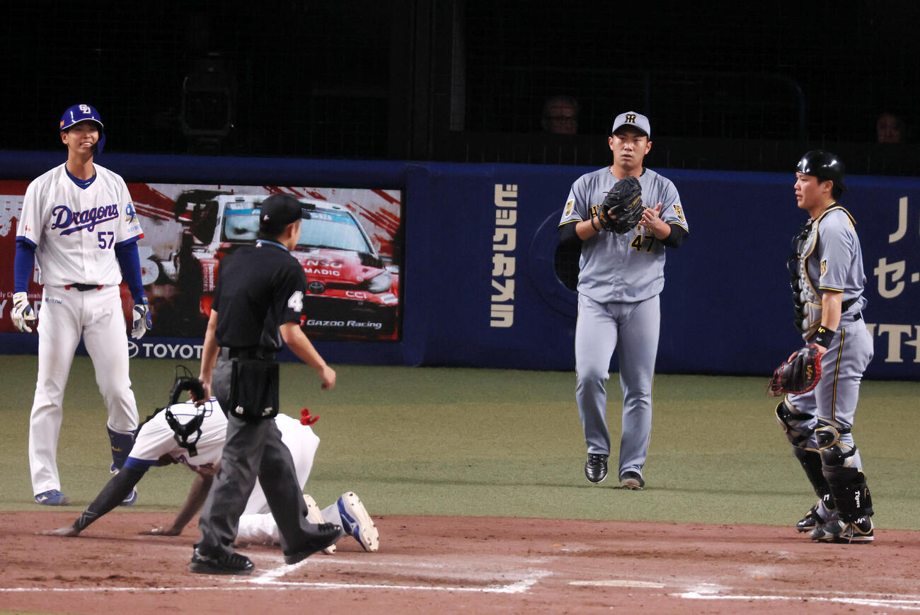 中日対阪神　9回裏中日2死一塁、桐敷は福永に二塁打を打たれたが一走カリステの本塁憤死で試合終了。捕手伏見（撮影・加藤哉）