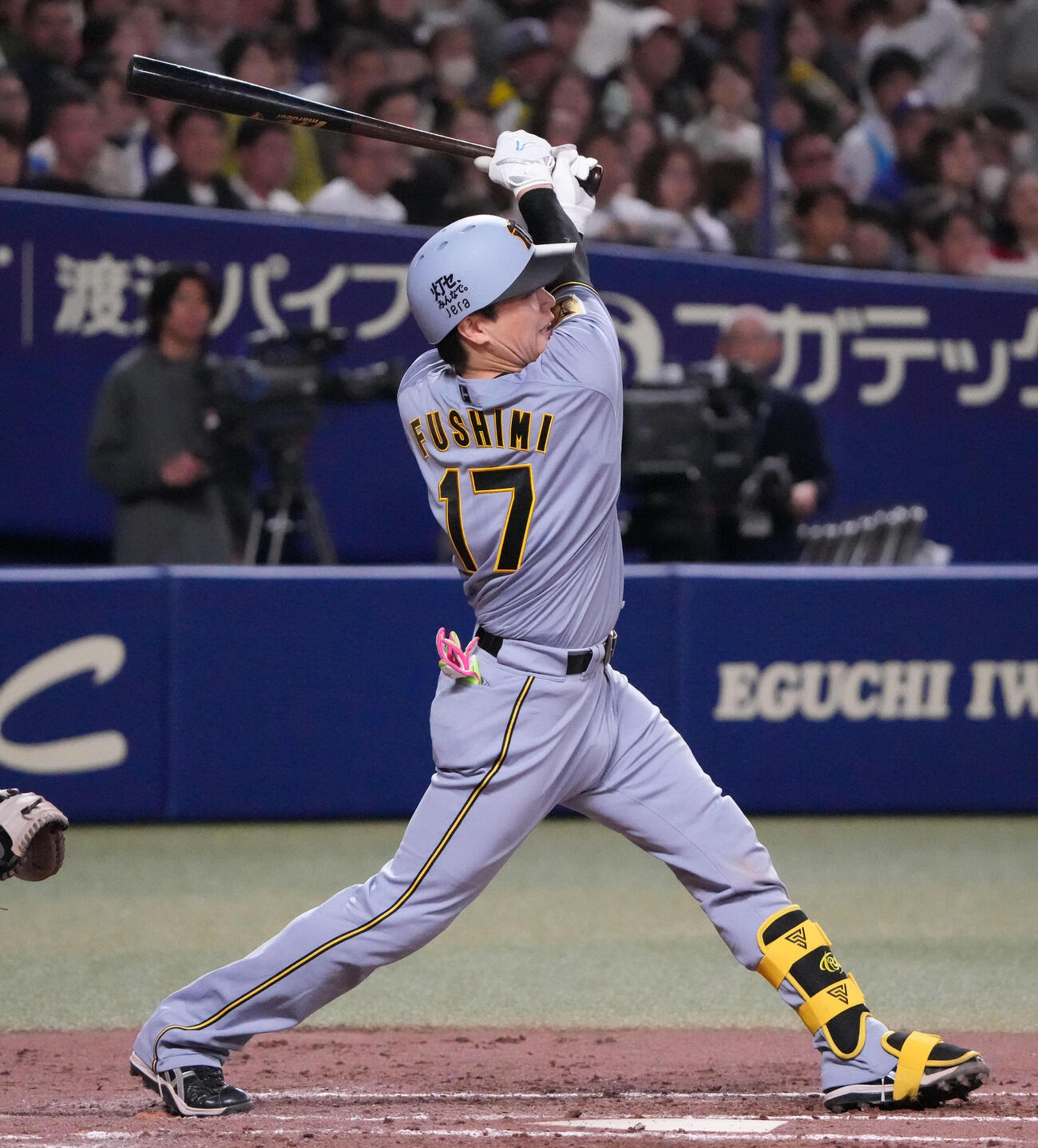中日対阪神　4回表阪神1死満塁、犠飛を放つ伏見（撮影・森本幸一）