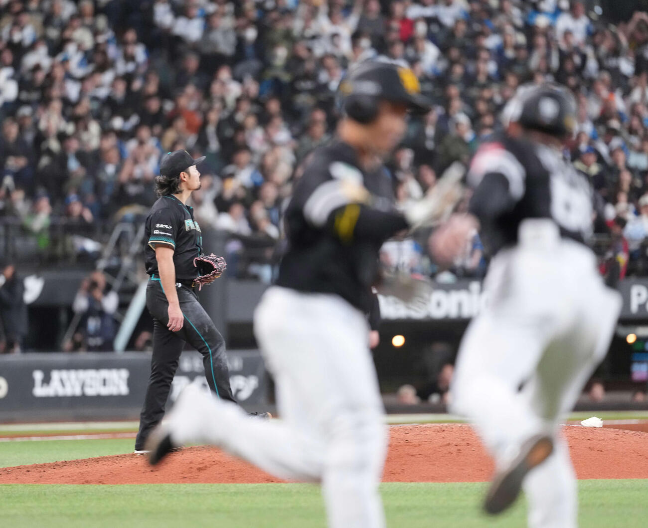 日本ハム対ソフトバンク　6回表ソフトバンク2死一、三塁、近藤に3点本塁打をあびる伊藤（撮影・井上学）