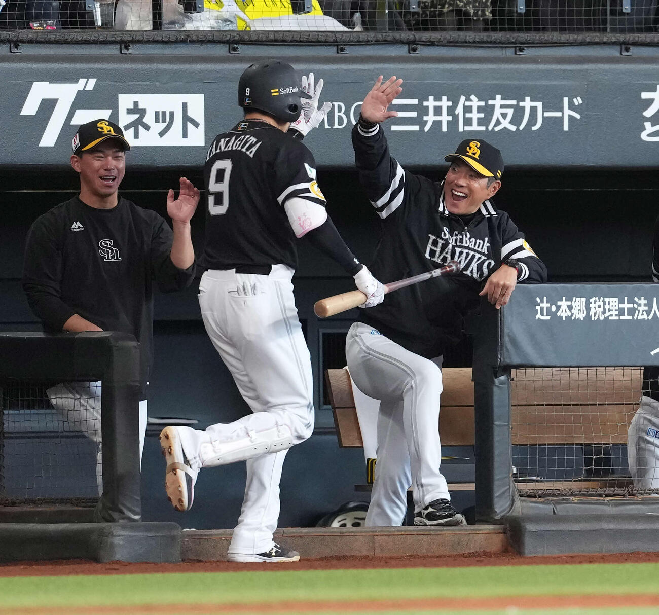 日本ハム対ソフトバンク　4回表ソフトバンク無死、本塁打を放った柳田を出迎える小久保監督（右）（撮影・井上学）