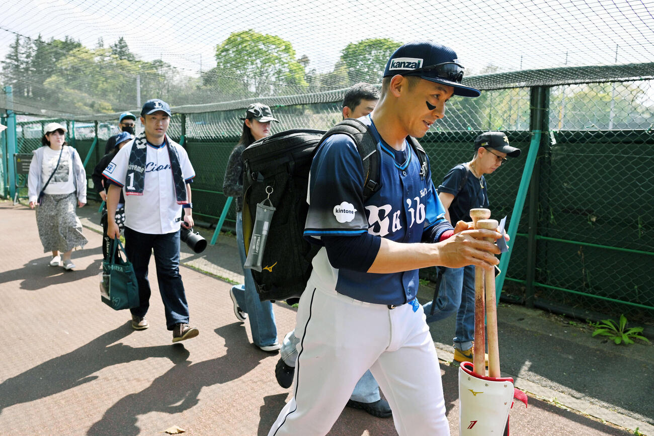 3軍戦　西武対巨人　ファンに見守られ球場を後にする西武栗山（撮影・滝沢徹郎）