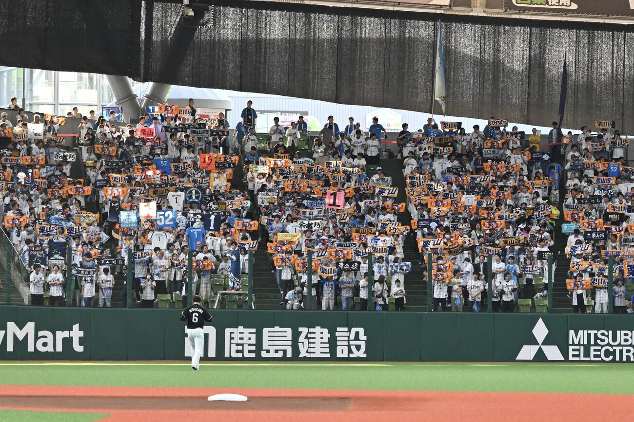 西武対ロッテ　西武栗山のタオルを掲げるファン（撮影・滝沢徹郎）