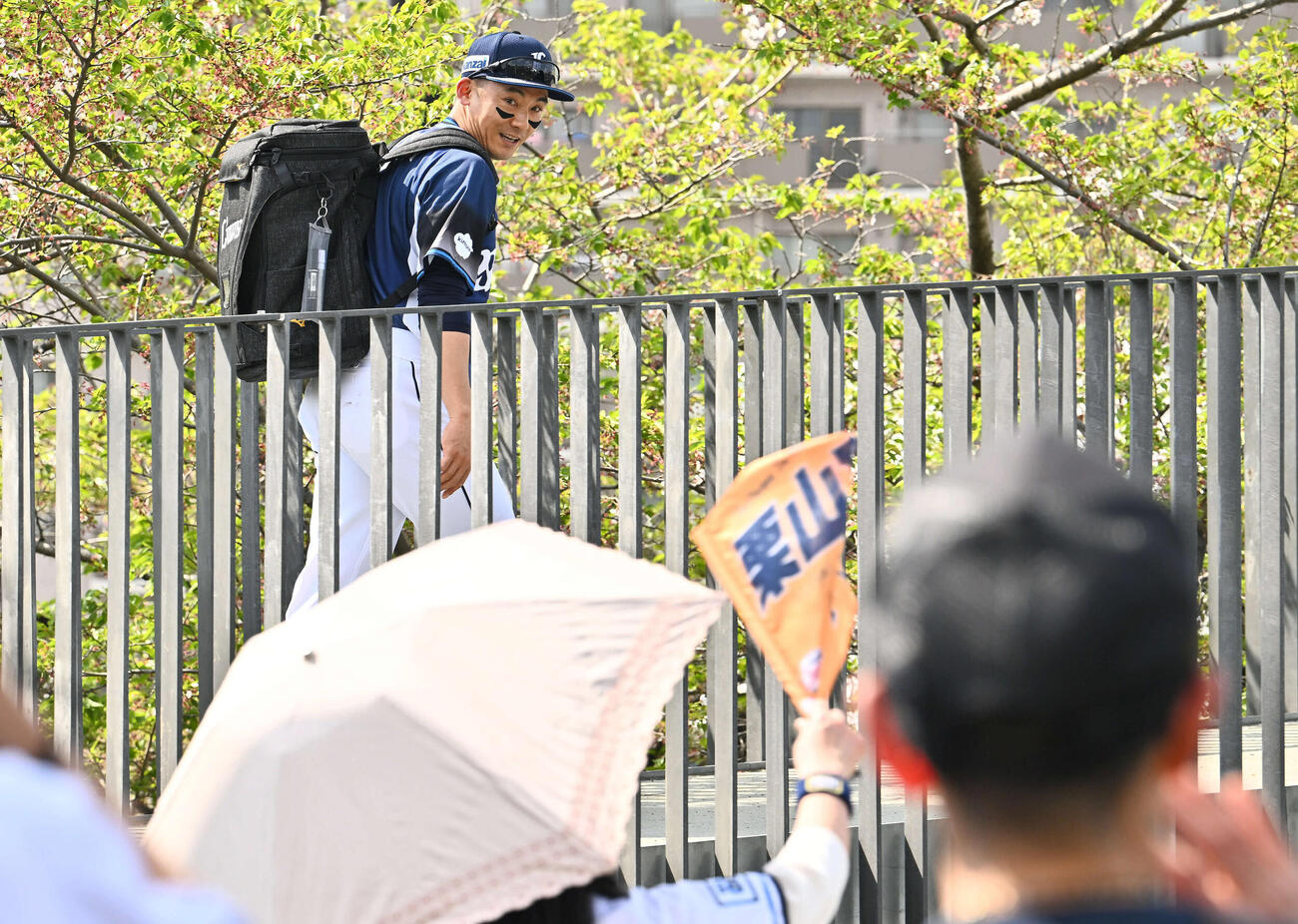 3軍戦　西武対巨人　ファンに見守られ球場を後にする西武栗山（撮影・滝沢徹郎）