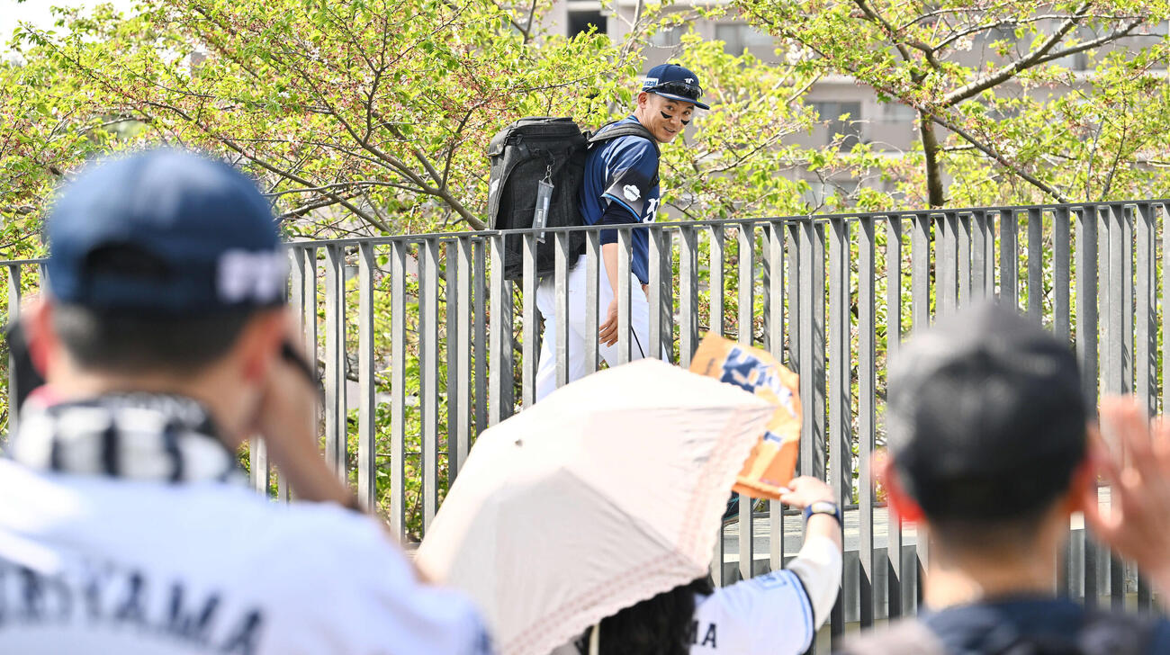 3軍戦　西武対巨人　ファンに見守られ球場を後にする西武栗山（撮影・滝沢徹郎）